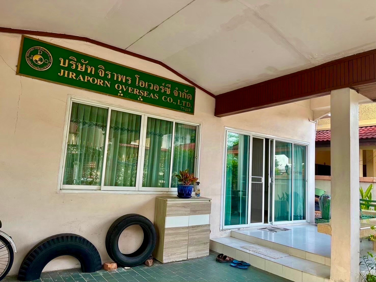 ขายบ้านลาดพร้าว เซ็นทรัลลาดพร้าว : บ้านเดี่ยว 2 ชั้น บนทำเลทองใจกลางกรุงเทพฯ ตั้งอยู่ในซอยวิภาวดีรังสิต แขวงจอมพล เขตจตุจักร เดินทางสะดวก เข้า–ออกได้หลายเส้นทาง ทั้งวิภาวดีรังสิต, พหลโยธิน และลาดพร้าว เหมาะสำหรับอยู่อาศัย ทำโฮมออฟฟิศ หรือซื้อลงทุนในอนาคต