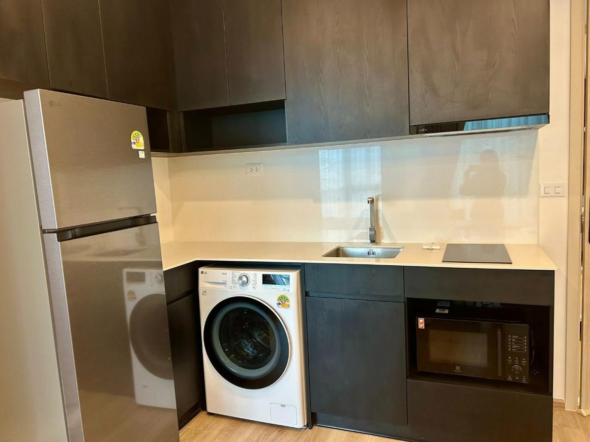 For RentCondoRama9, Petchburi, RCA : 🔥Urgent for rent🔥Noble New District R9, new corner unit, fully furnished, ready to move in, next to MRT Rama 9 and Central Rama 9.