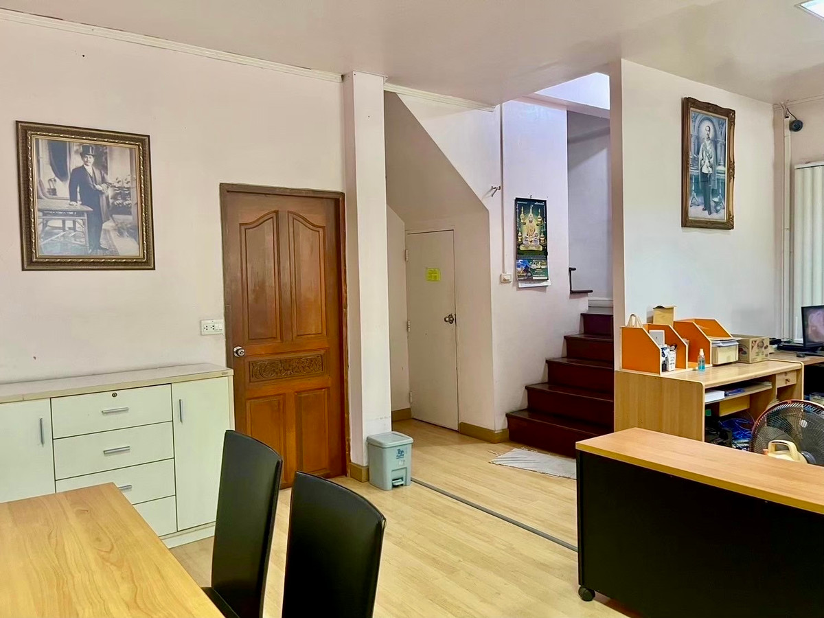 ขายบ้านลาดพร้าว เซ็นทรัลลาดพร้าว : บ้านเดี่ยว 2 ชั้น บนทำเลทองใจกลางกรุงเทพฯ ตั้งอยู่ในซอยวิภาวดีรังสิต แขวงจอมพล เขตจตุจักร เดินทางสะดวก เข้า–ออกได้หลายเส้นทาง ทั้งวิภาวดีรังสิต, พหลโยธิน และลาดพร้าว เหมาะสำหรับอยู่อาศัย ทำโฮมออฟฟิศ หรือซื้อลงทุนในอนาคต