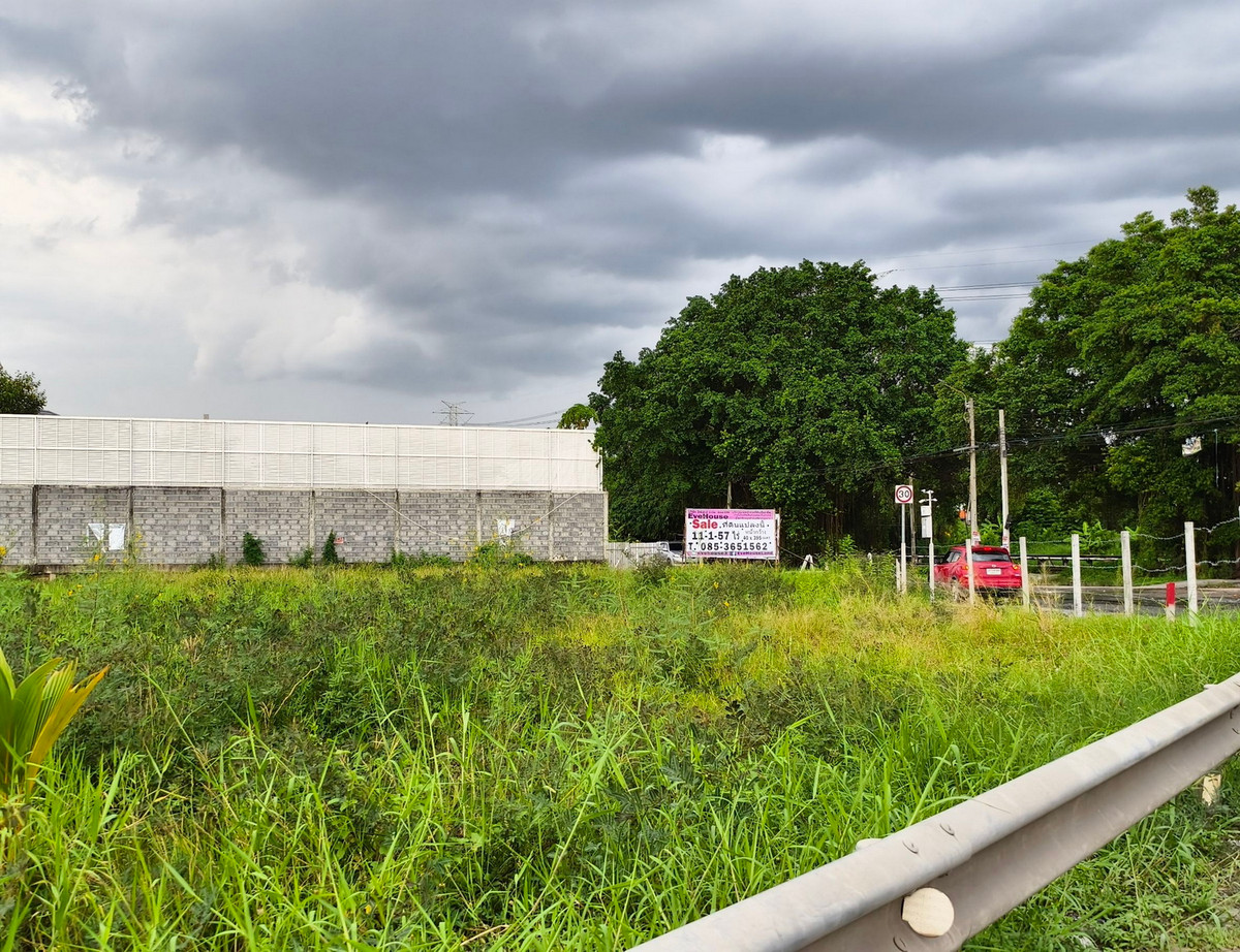 ขายที่ดินพัฒนาการ ศรีนครินทร์ : ขายที่ดิน กรุงเทพกรีฑา ศรีนครินทร์-ร่มเกล้า ขนาด 28 ไร่ ออกได้ 2 ทาง ทั้ง ถ.ศรีนครินทร์-ร่มเกล้า และถ.รามคำแหง ( ซอยมิสทีน ) ปากซอยมิสทีนมีรถไฟฟ้า ราคา 60,000 บาท/ตร.วา รวม 670 ล้านบาท