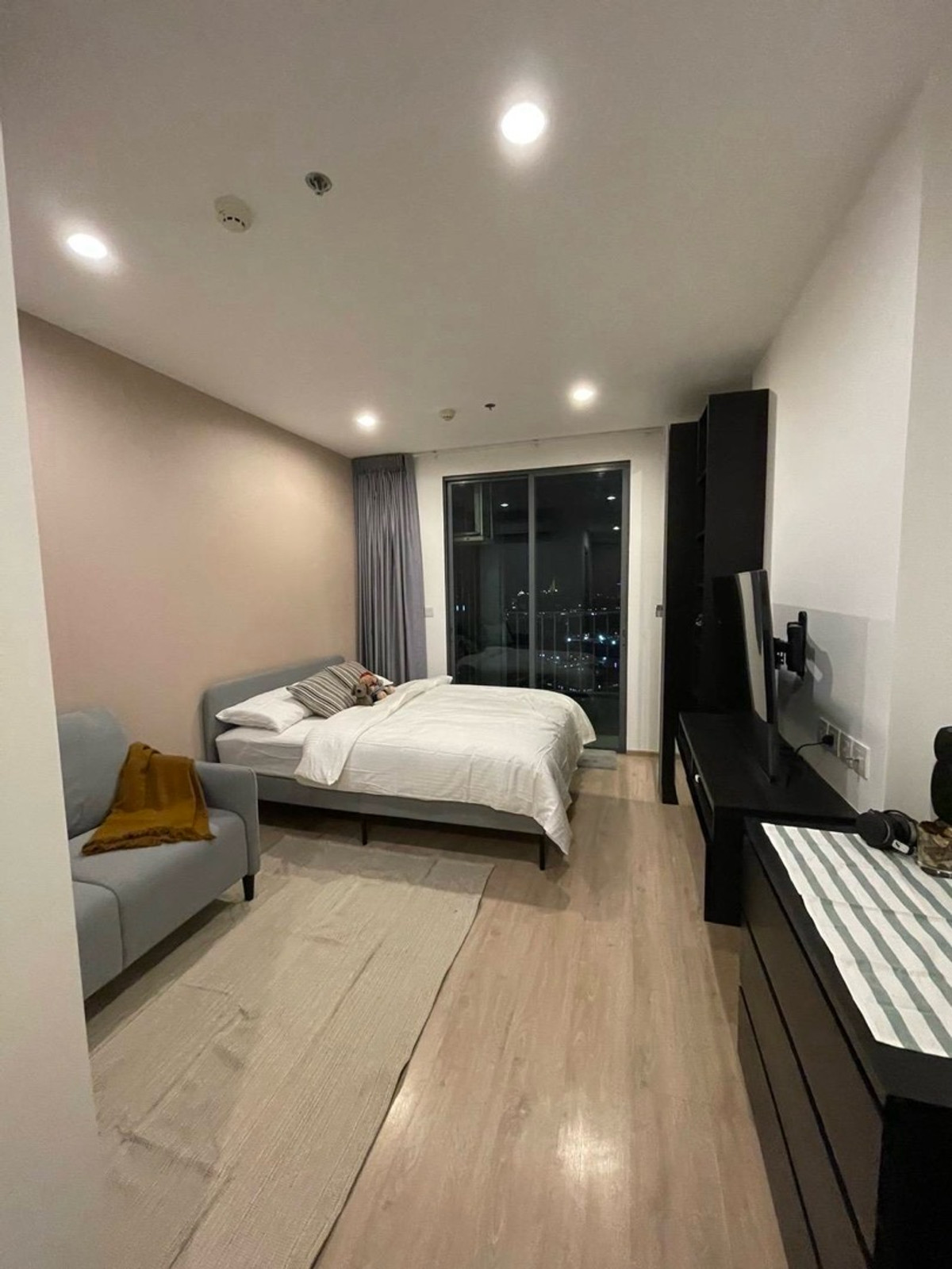 ให้เช่าคอนโดสยาม จุฬา สามย่าน : 🏙️ ปล่อยเช่าด่วน! Ideo Q จุฬา วิวสวย 18,000.- เดินไปเรียน/ไป MRT ได้เลย 💓
