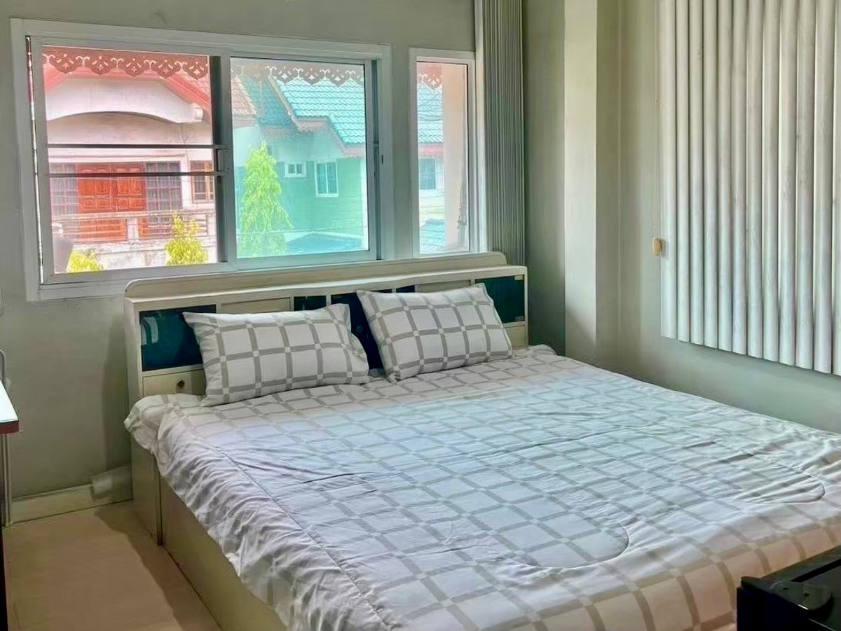 ขายบ้านลาดพร้าว เซ็นทรัลลาดพร้าว : บ้านเดี่ยว 2 ชั้น บนทำเลทองใจกลางกรุงเทพฯ ตั้งอยู่ในซอยวิภาวดีรังสิต แขวงจอมพล เขตจตุจักร เดินทางสะดวก เข้า–ออกได้หลายเส้นทาง ทั้งวิภาวดีรังสิต, พหลโยธิน และลาดพร้าว เหมาะสำหรับอยู่อาศัย ทำโฮมออฟฟิศ หรือซื้อลงทุนในอนาคต