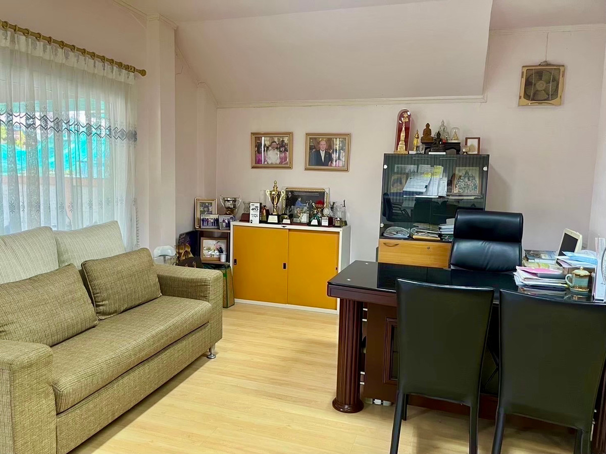 ขายบ้านลาดพร้าว เซ็นทรัลลาดพร้าว : บ้านเดี่ยว 2 ชั้น บนทำเลทองใจกลางกรุงเทพฯ ตั้งอยู่ในซอยวิภาวดีรังสิต แขวงจอมพล เขตจตุจักร เดินทางสะดวก เข้า–ออกได้หลายเส้นทาง ทั้งวิภาวดีรังสิต, พหลโยธิน และลาดพร้าว เหมาะสำหรับอยู่อาศัย ทำโฮมออฟฟิศ หรือซื้อลงทุนในอนาคต