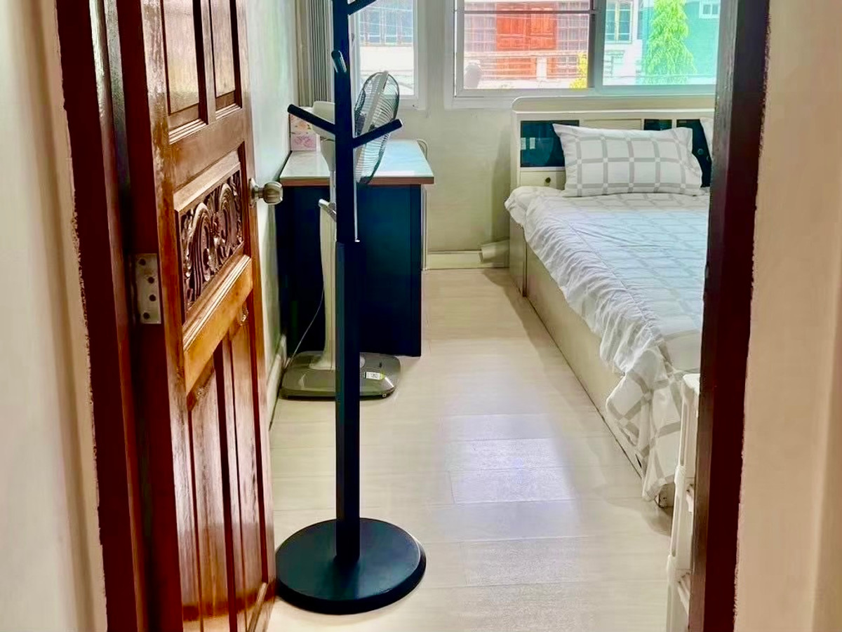 ขายบ้านลาดพร้าว เซ็นทรัลลาดพร้าว : บ้านเดี่ยว 2 ชั้น บนทำเลทองใจกลางกรุงเทพฯ ตั้งอยู่ในซอยวิภาวดีรังสิต แขวงจอมพล เขตจตุจักร เดินทางสะดวก เข้า–ออกได้หลายเส้นทาง ทั้งวิภาวดีรังสิต, พหลโยธิน และลาดพร้าว เหมาะสำหรับอยู่อาศัย ทำโฮมออฟฟิศ หรือซื้อลงทุนในอนาคต