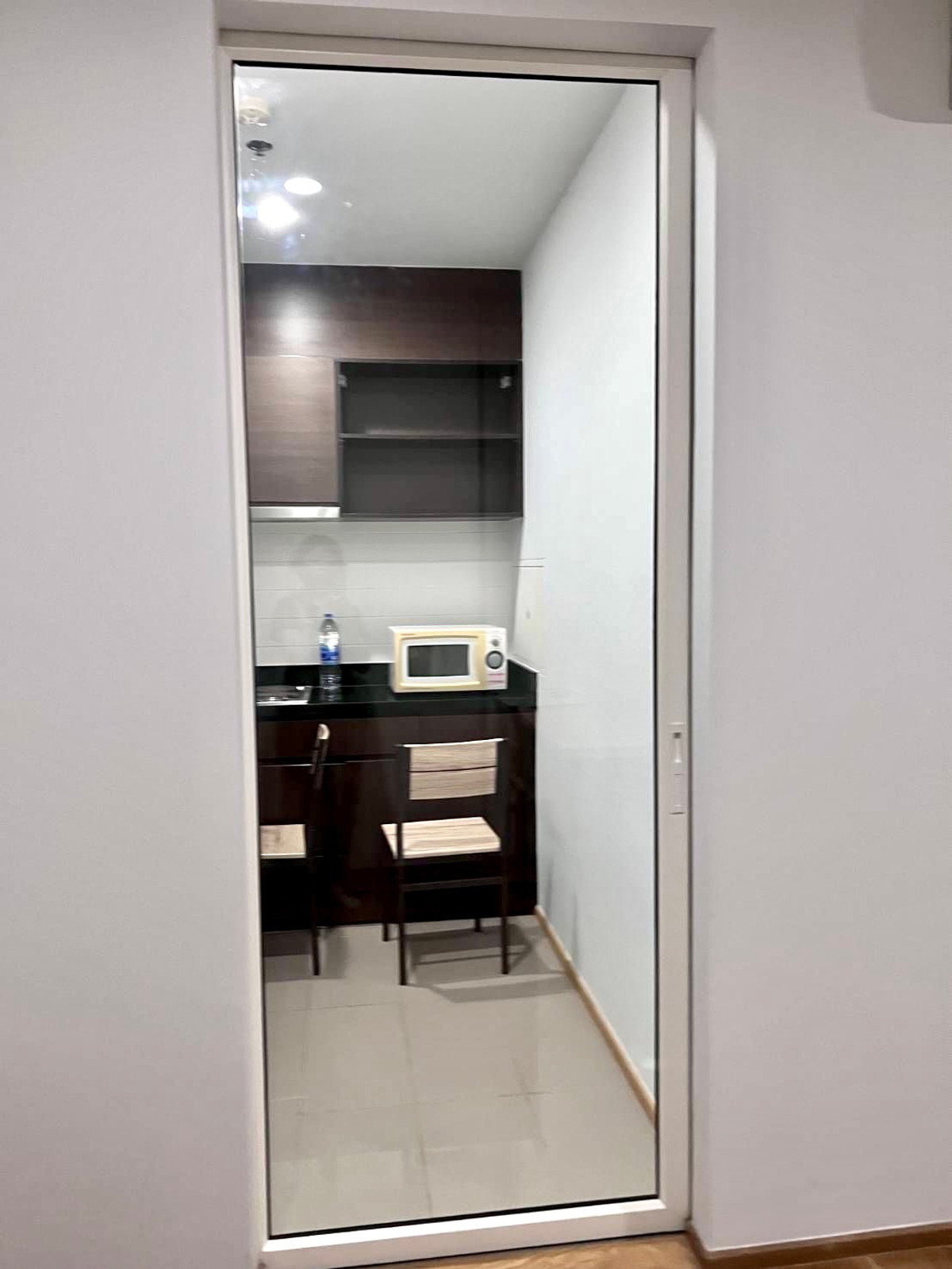 For RentCondoAri,Anusaowaree : Negotiable Best Deal! The Vertical Aree 40 sq.m., closed kitchen type, project in Aree Soi 1, fully furnished. Ready to move in
