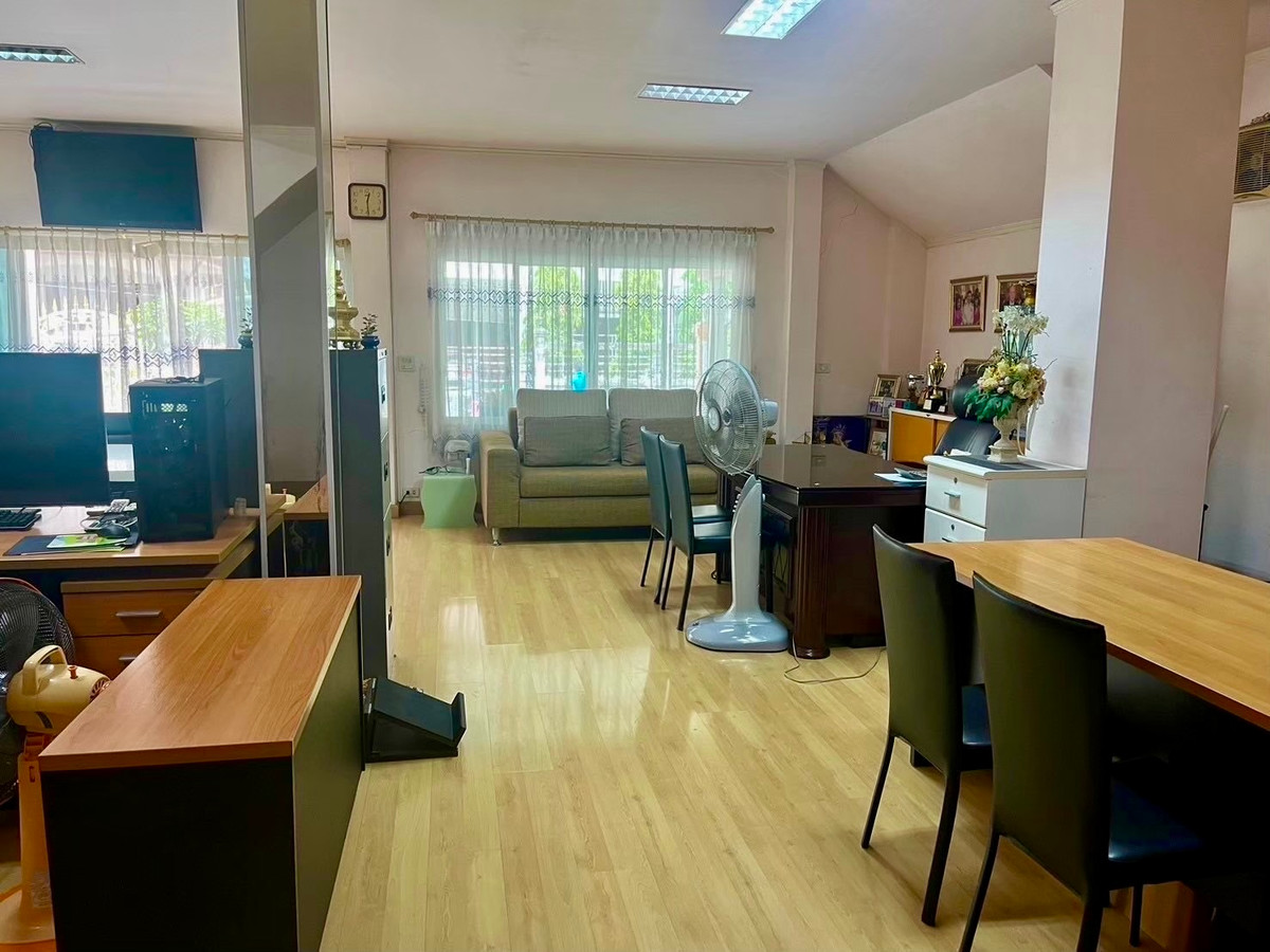 ขายบ้านลาดพร้าว เซ็นทรัลลาดพร้าว : บ้านเดี่ยว 2 ชั้น บนทำเลทองใจกลางกรุงเทพฯ ตั้งอยู่ในซอยวิภาวดีรังสิต แขวงจอมพล เขตจตุจักร เดินทางสะดวก เข้า–ออกได้หลายเส้นทาง ทั้งวิภาวดีรังสิต, พหลโยธิน และลาดพร้าว เหมาะสำหรับอยู่อาศัย ทำโฮมออฟฟิศ หรือซื้อลงทุนในอนาคต