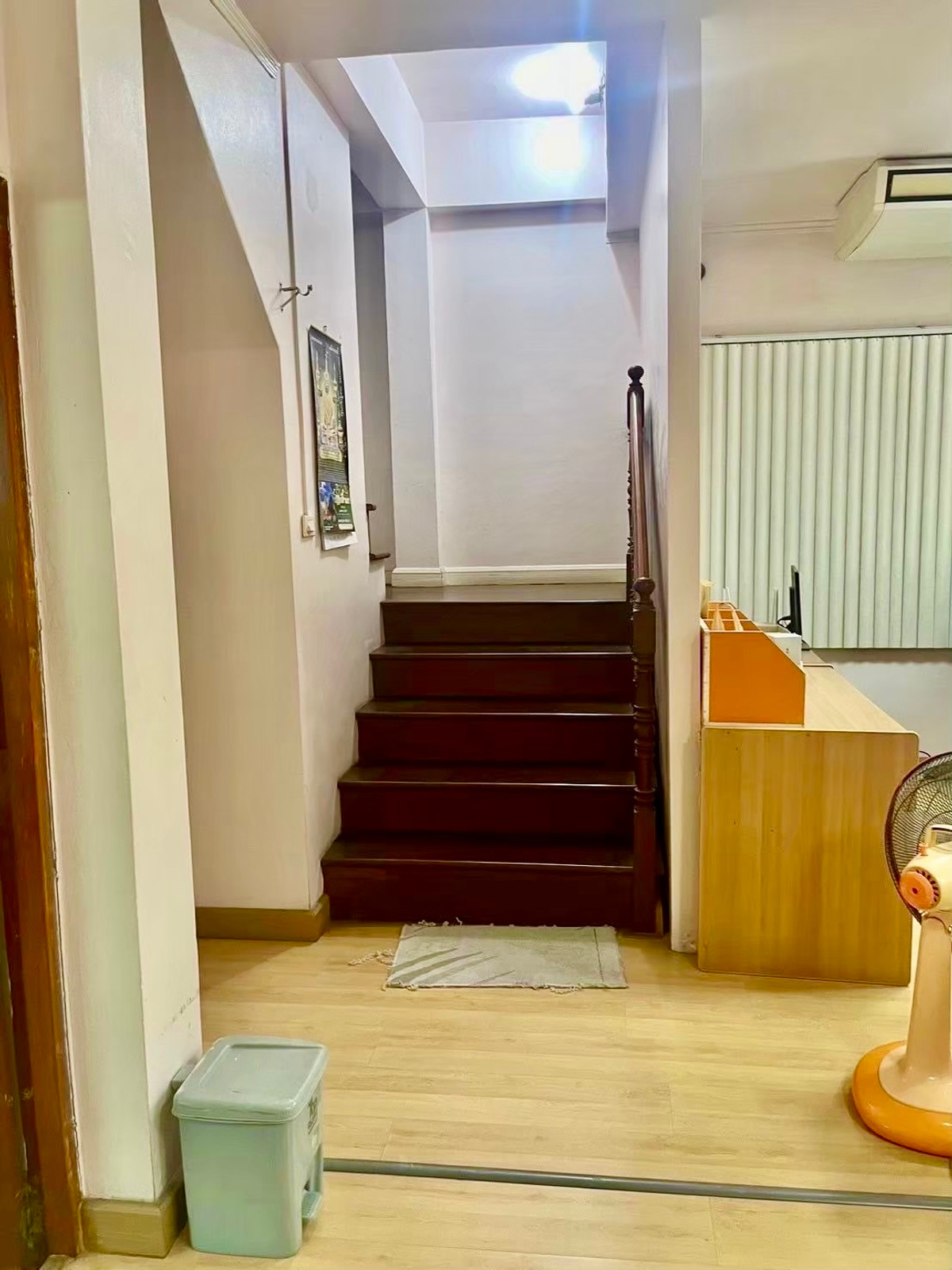 ขายบ้านลาดพร้าว เซ็นทรัลลาดพร้าว : บ้านเดี่ยว 2 ชั้น บนทำเลทองใจกลางกรุงเทพฯ ตั้งอยู่ในซอยวิภาวดีรังสิต แขวงจอมพล เขตจตุจักร เดินทางสะดวก เข้า–ออกได้หลายเส้นทาง ทั้งวิภาวดีรังสิต, พหลโยธิน และลาดพร้าว เหมาะสำหรับอยู่อาศัย ทำโฮมออฟฟิศ หรือซื้อลงทุนในอนาคต