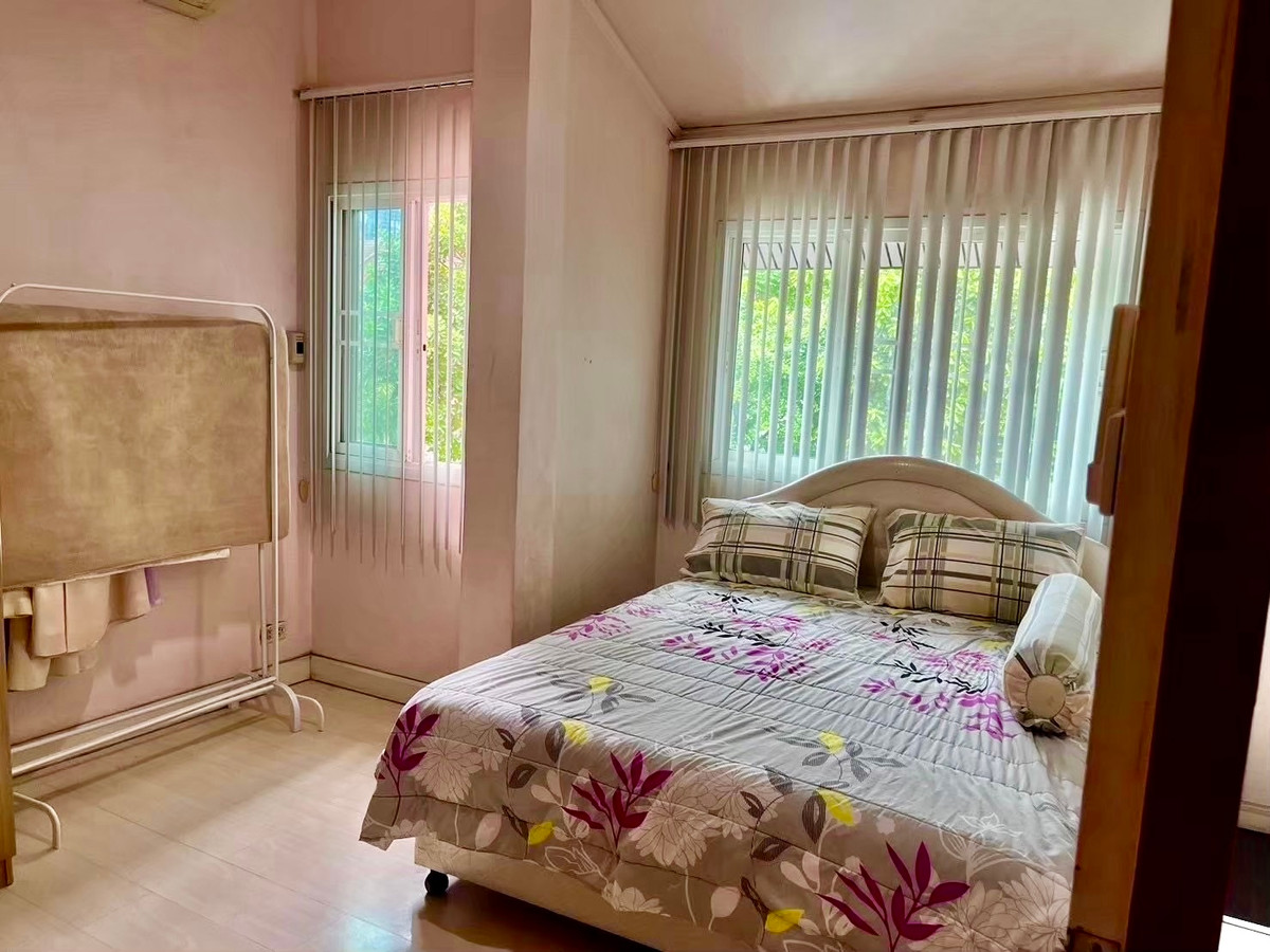 ขายบ้านลาดพร้าว เซ็นทรัลลาดพร้าว : บ้านเดี่ยว 2 ชั้น บนทำเลทองใจกลางกรุงเทพฯ ตั้งอยู่ในซอยวิภาวดีรังสิต แขวงจอมพล เขตจตุจักร เดินทางสะดวก เข้า–ออกได้หลายเส้นทาง ทั้งวิภาวดีรังสิต, พหลโยธิน และลาดพร้าว เหมาะสำหรับอยู่อาศัย ทำโฮมออฟฟิศ หรือซื้อลงทุนในอนาคต