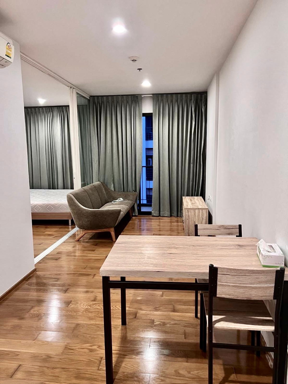 For RentCondoAri,Anusaowaree : Negotiable Best Deal! The Vertical Aree 40 sq.m., closed kitchen type, project in Aree Soi 1, fully furnished. Ready to move in