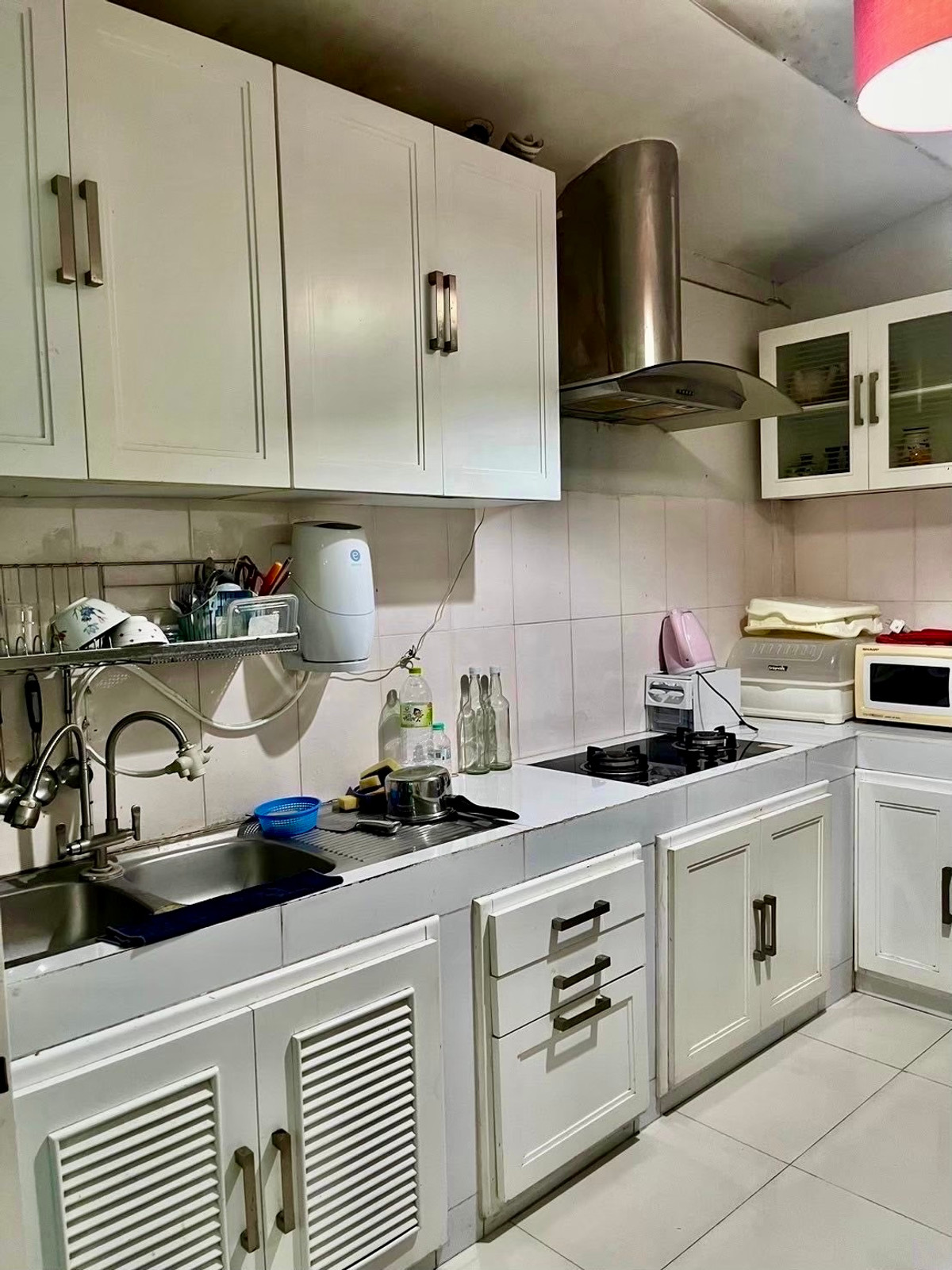 ขายบ้านลาดพร้าว เซ็นทรัลลาดพร้าว : บ้านเดี่ยว 2 ชั้น บนทำเลทองใจกลางกรุงเทพฯ ตั้งอยู่ในซอยวิภาวดีรังสิต แขวงจอมพล เขตจตุจักร เดินทางสะดวก เข้า–ออกได้หลายเส้นทาง ทั้งวิภาวดีรังสิต, พหลโยธิน และลาดพร้าว เหมาะสำหรับอยู่อาศัย ทำโฮมออฟฟิศ หรือซื้อลงทุนในอนาคต