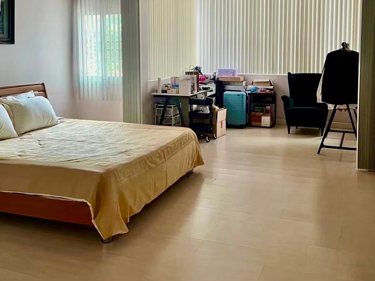 ขายบ้านลาดพร้าว เซ็นทรัลลาดพร้าว : บ้านเดี่ยว 2 ชั้น บนทำเลทองใจกลางกรุงเทพฯ ตั้งอยู่ในซอยวิภาวดีรังสิต แขวงจอมพล เขตจตุจักร เดินทางสะดวก เข้า–ออกได้หลายเส้นทาง ทั้งวิภาวดีรังสิต, พหลโยธิน และลาดพร้าว เหมาะสำหรับอยู่อาศัย ทำโฮมออฟฟิศ หรือซื้อลงทุนในอนาคต