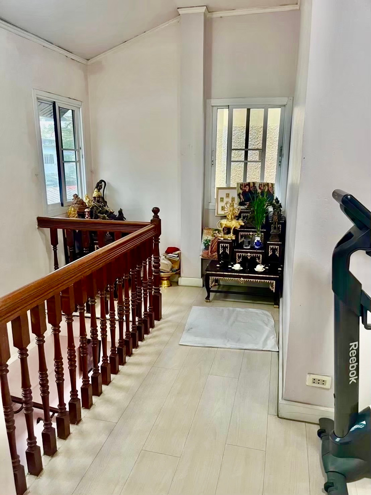 ขายบ้านลาดพร้าว เซ็นทรัลลาดพร้าว : บ้านเดี่ยว 2 ชั้น บนทำเลทองใจกลางกรุงเทพฯ ตั้งอยู่ในซอยวิภาวดีรังสิต แขวงจอมพล เขตจตุจักร เดินทางสะดวก เข้า–ออกได้หลายเส้นทาง ทั้งวิภาวดีรังสิต, พหลโยธิน และลาดพร้าว เหมาะสำหรับอยู่อาศัย ทำโฮมออฟฟิศ หรือซื้อลงทุนในอนาคต