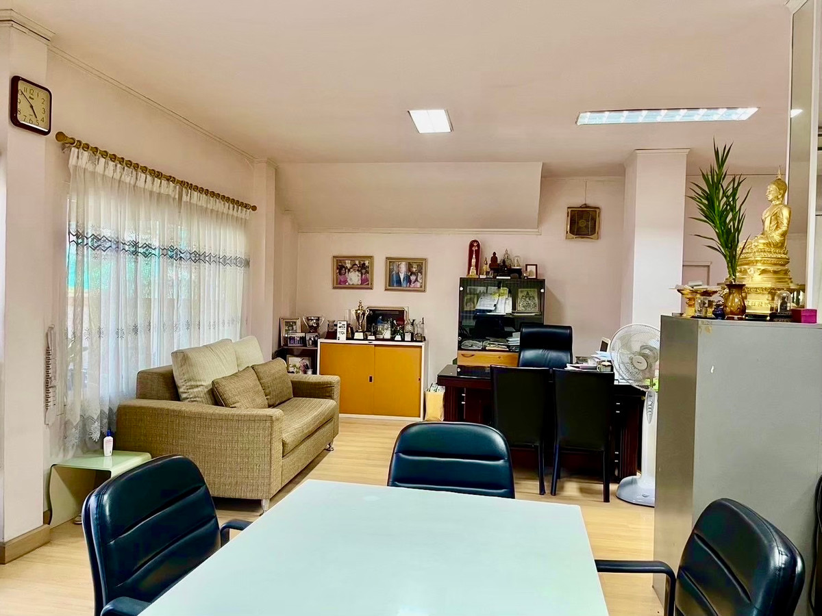 ขายบ้านลาดพร้าว เซ็นทรัลลาดพร้าว : บ้านเดี่ยว 2 ชั้น บนทำเลทองใจกลางกรุงเทพฯ ตั้งอยู่ในซอยวิภาวดีรังสิต แขวงจอมพล เขตจตุจักร เดินทางสะดวก เข้า–ออกได้หลายเส้นทาง ทั้งวิภาวดีรังสิต, พหลโยธิน และลาดพร้าว เหมาะสำหรับอยู่อาศัย ทำโฮมออฟฟิศ หรือซื้อลงทุนในอนาคต