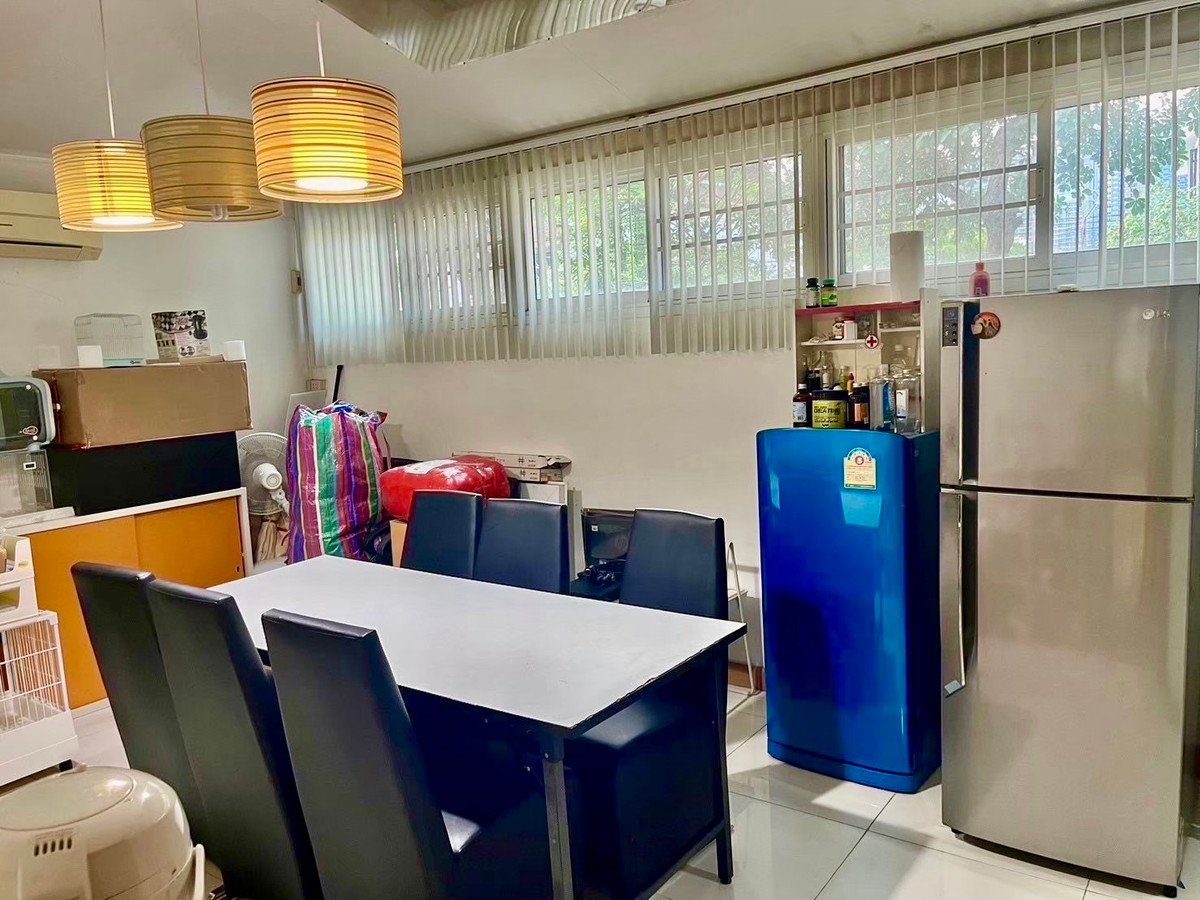 ขายบ้านลาดพร้าว เซ็นทรัลลาดพร้าว : บ้านเดี่ยว 2 ชั้น บนทำเลทองใจกลางกรุงเทพฯ ตั้งอยู่ในซอยวิภาวดีรังสิต แขวงจอมพล เขตจตุจักร เดินทางสะดวก เข้า–ออกได้หลายเส้นทาง ทั้งวิภาวดีรังสิต, พหลโยธิน และลาดพร้าว เหมาะสำหรับอยู่อาศัย ทำโฮมออฟฟิศ หรือซื้อลงทุนในอนาคต