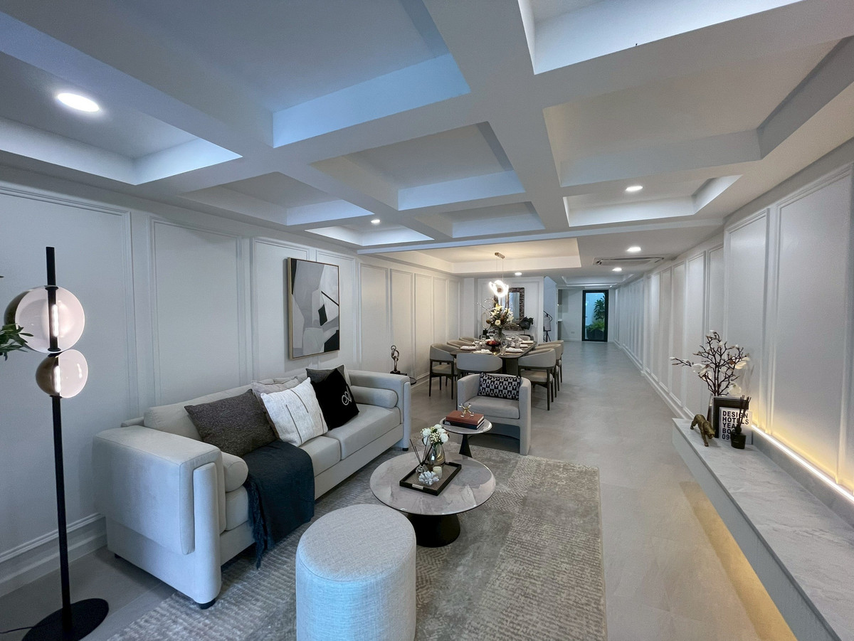 ขายทาวน์โฮมพระราม 9 เพชรบุรีตัดใหม่ RCA : ขายทาวน์เฮ้าส์ใจกลางเมือง สไตล์ Modern Classic ขนาดกะทัดรัด แต่ครบทุกฟังก์ชัน ปรับปรุงและตกแต่งใหม่ทั้งระบบน้ำ–ไฟ พร้อมเข้าอยู่ได้ทันที ทำเลสะดวก เดินทางเข้า–ออกได้หลายเส้นทาง เช่น เอกมัย 22 และพื้นที่ใกล้เคียงใจกลางเมืองใหญ่ 