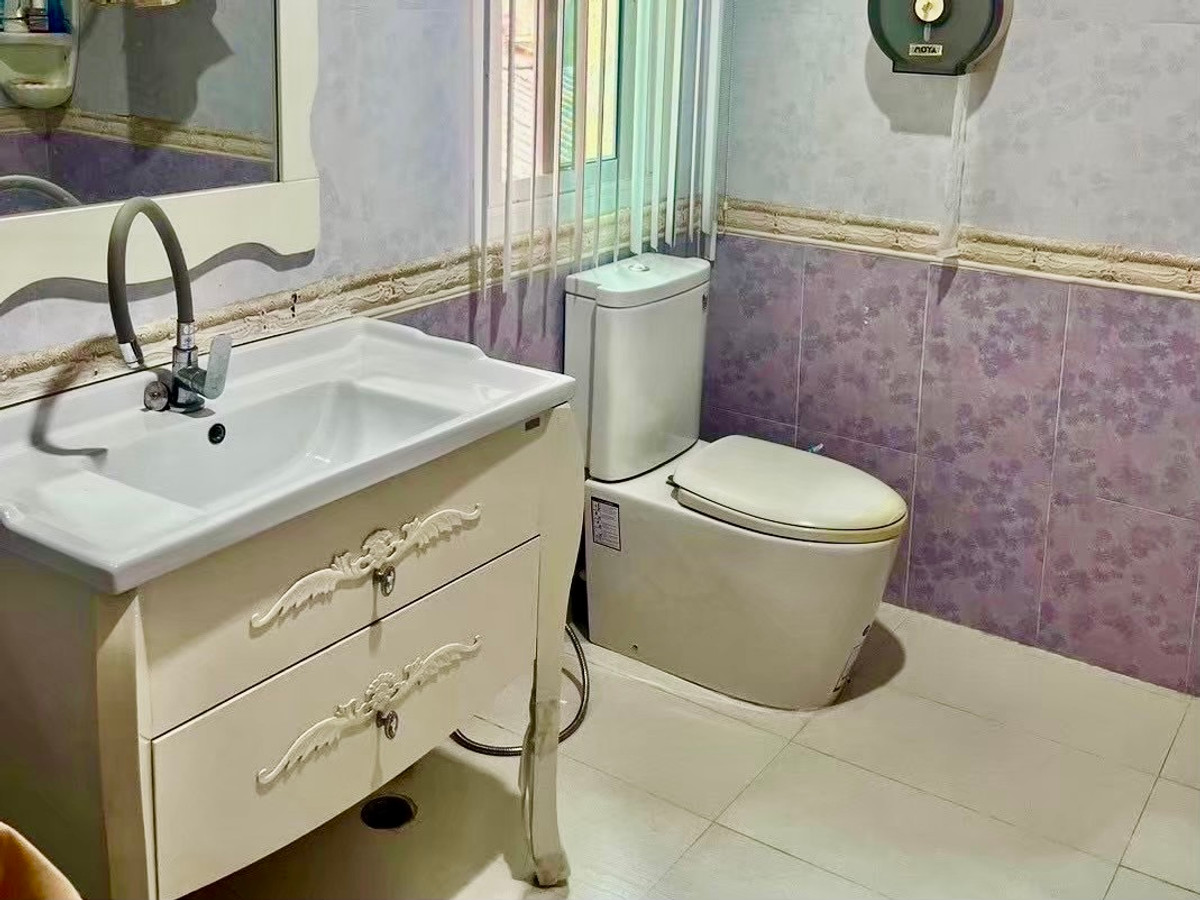 ขายบ้านลาดพร้าว เซ็นทรัลลาดพร้าว : บ้านเดี่ยว 2 ชั้น บนทำเลทองใจกลางกรุงเทพฯ ตั้งอยู่ในซอยวิภาวดีรังสิต แขวงจอมพล เขตจตุจักร เดินทางสะดวก เข้า–ออกได้หลายเส้นทาง ทั้งวิภาวดีรังสิต, พหลโยธิน และลาดพร้าว เหมาะสำหรับอยู่อาศัย ทำโฮมออฟฟิศ หรือซื้อลงทุนในอนาคต