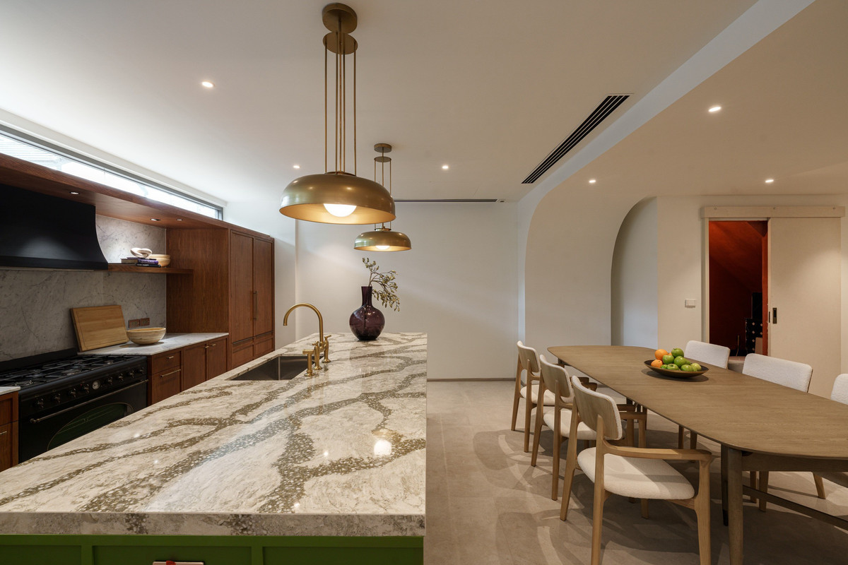 For SaleTownhomeRatchadapisek, Huaikwang, Suttisan : Luxurious townhome in the heart of New CBD Huai Khwang - Rama 9, completely renovated, with lift and EV Charger installed, large balcony, suitable for both living and making a home office.