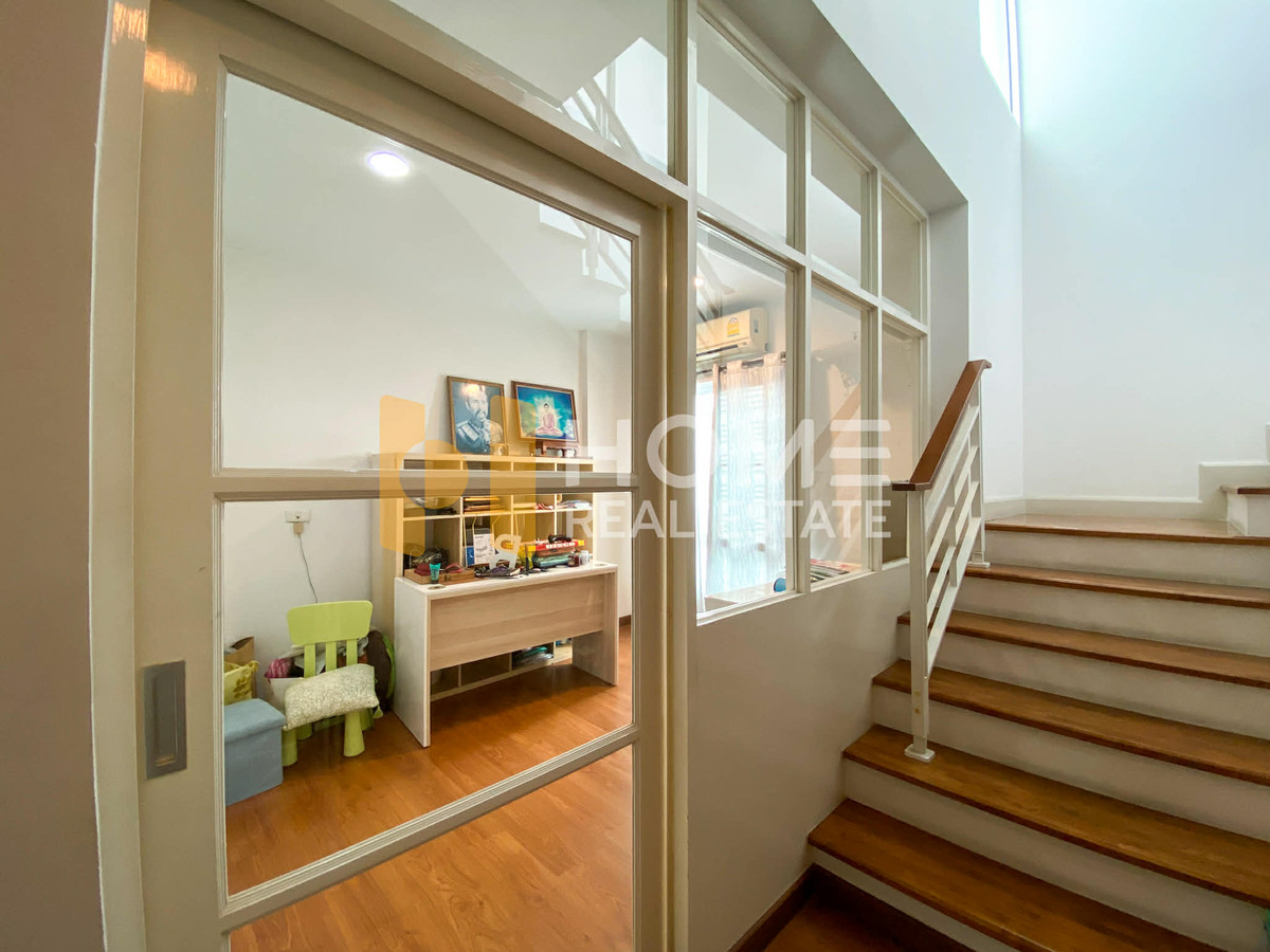 ขายทาวน์โฮมเอกชัย บางบอน : ทาวน์โฮม บ้านกลางเมือง เอสเซ้นส์ สาทร - ตากสิน 2 / 4 ห้องนอน (ขาย), Baan Klang Muang Sathorn - Taksin 2 / Townhome 4 Bedrooms (FOR SALE) BALL056