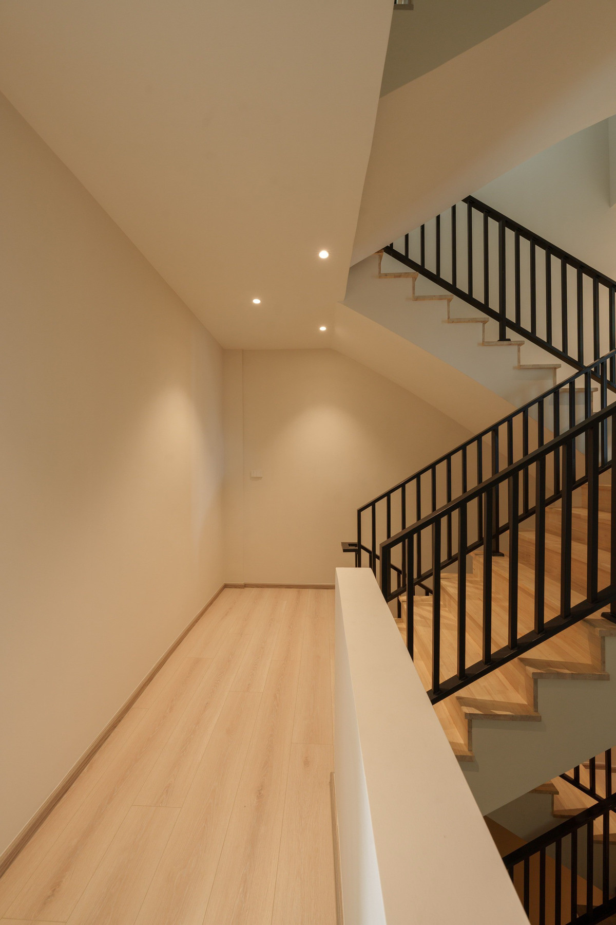 For SaleTownhomeRatchadapisek, Huaikwang, Suttisan : Luxurious townhome in the heart of New CBD Huai Khwang - Rama 9, completely renovated, with lift and EV Charger installed, large balcony, suitable for both living and making a home office.