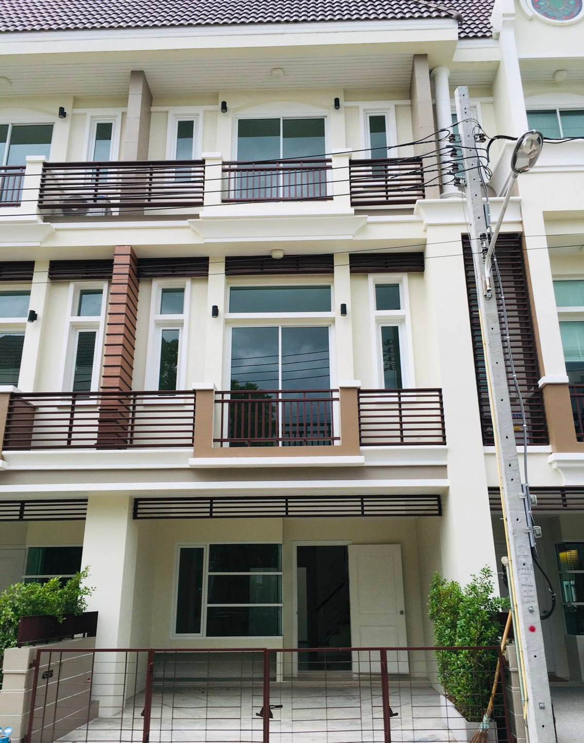 For SaleTownhomeKaset Nawamin,Ladplakao : For sale:  3-story townhome, Premium Place Ekkamai-Ramintra 2 (Sukonthasawat Road) | Modern style Big living space, convenient travel.