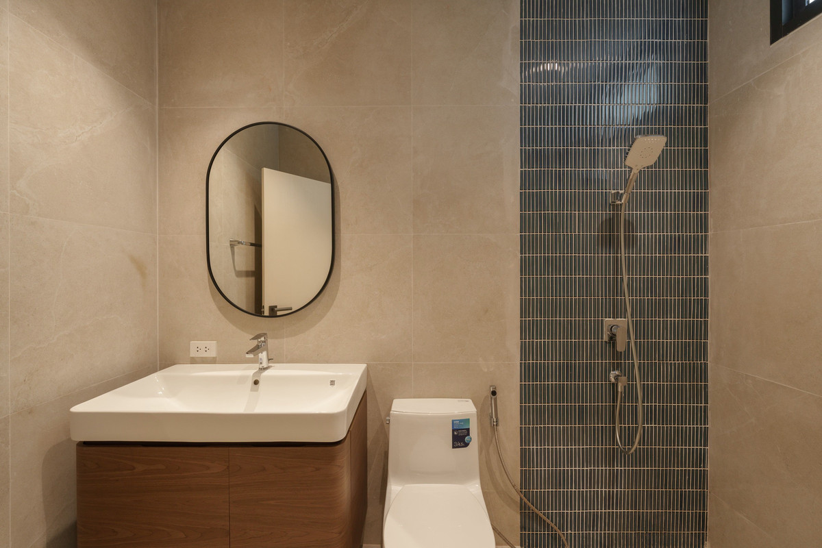 For SaleTownhomeRatchadapisek, Huaikwang, Suttisan : Luxurious townhome in the heart of New CBD Huai Khwang - Rama 9, completely renovated, with lift and EV Charger installed, large balcony, suitable for both living and making a home office.