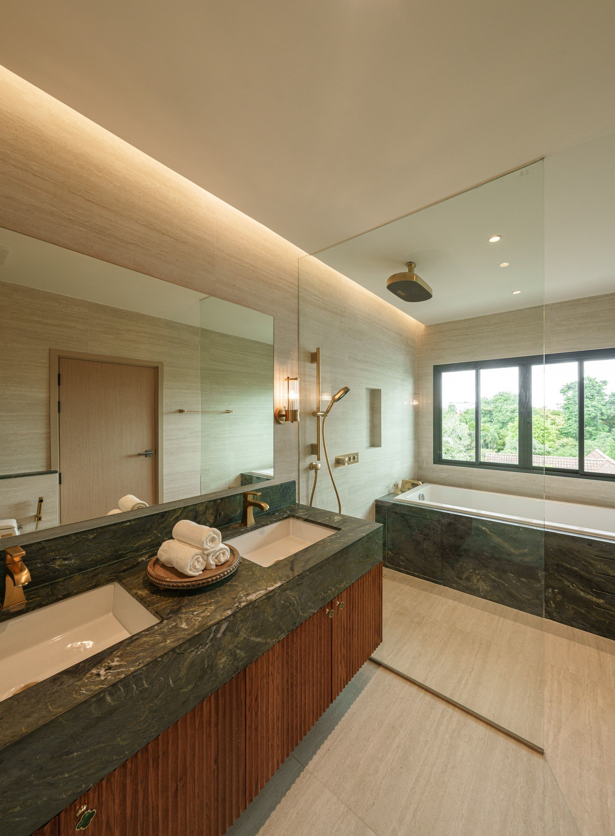 For SaleTownhomeRatchadapisek, Huaikwang, Suttisan : Luxurious townhome in the heart of New CBD Huai Khwang - Rama 9, completely renovated, with lift and EV Charger installed, large balcony, suitable for both living and making a home office.