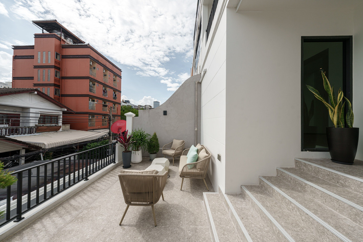 For SaleTownhomeRatchadapisek, Huaikwang, Suttisan : Luxurious townhome in the heart of New CBD Huai Khwang - Rama 9, completely renovated, with lift and EV Charger installed, large balcony, suitable for both living and making a home office.