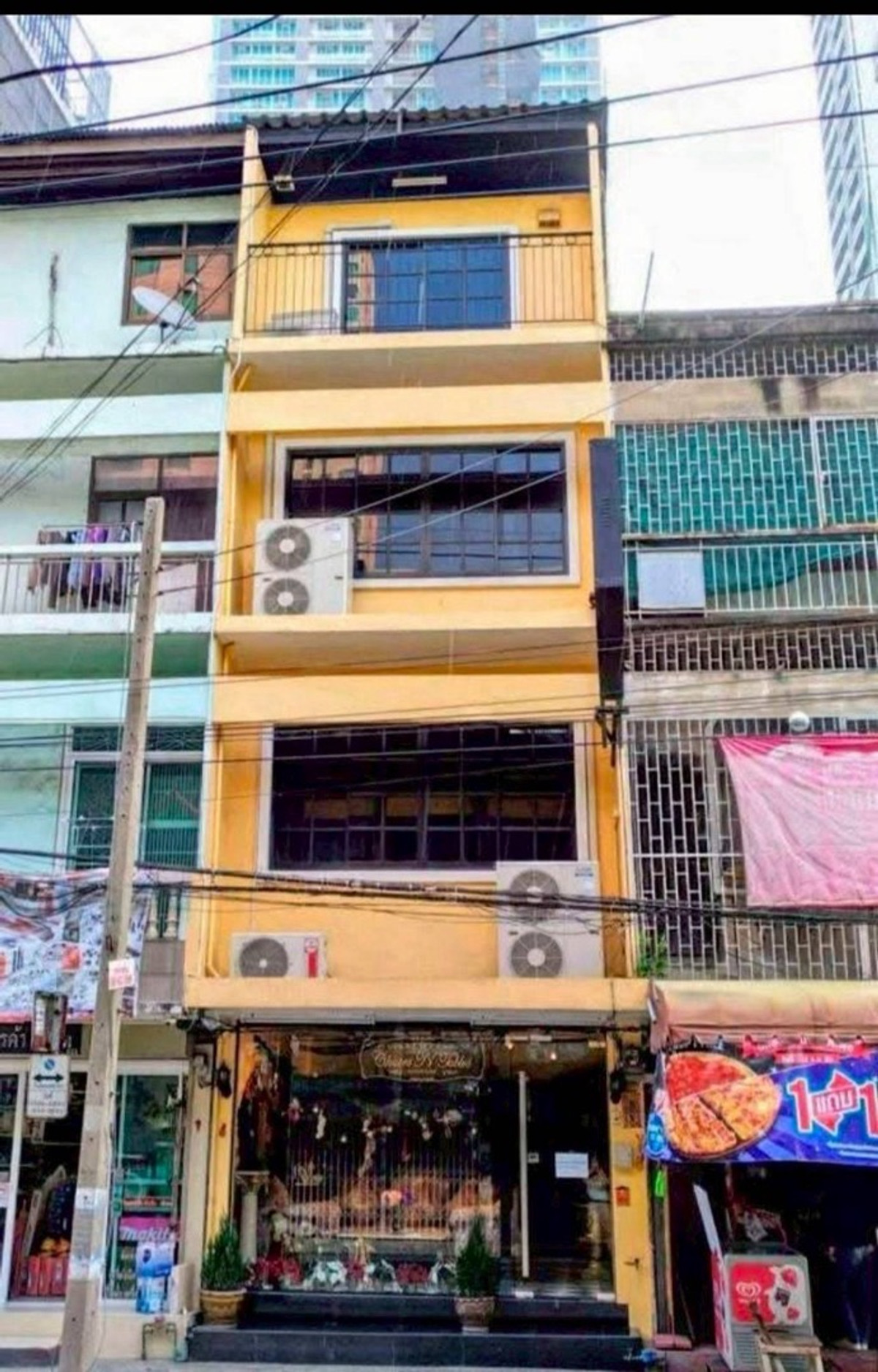 For RentShop HouseSukhumvit, Asoke, Thonglor : Commercial building for rent, Sukhumvit 22, Soi Emsphere, luxury and foreign condos.