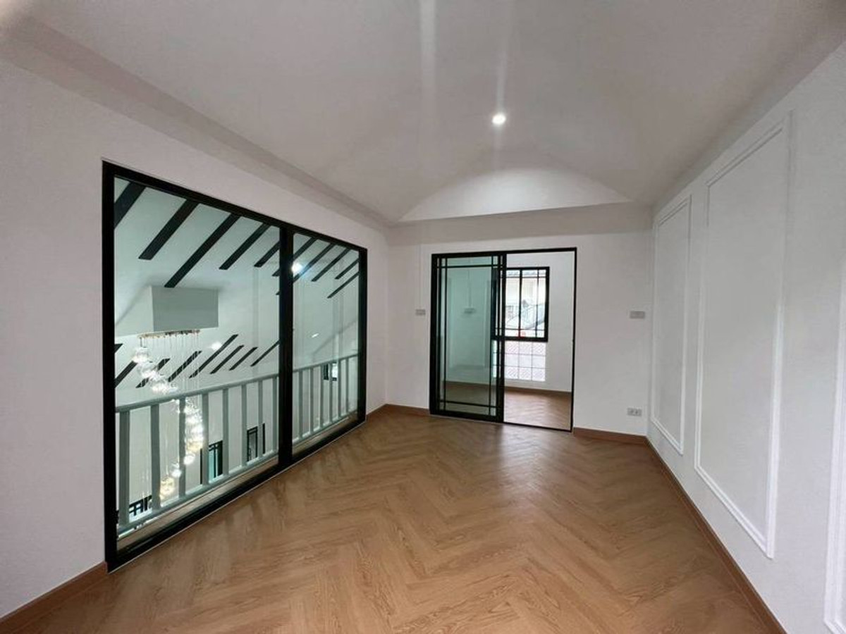 For SaleHousePathum Thani,Rangsit, Thammasat : 2-story townhouse for sale, Wararak Village, Rangsit - Khlong 3, area 26.8 square meters, 2 bedrooms. Along Khlong Sam Road, Khu Khot - Khlong Luang Public Works Road, Khlong Sam Subdistrict, Khlong Luang District, Pathum Thani