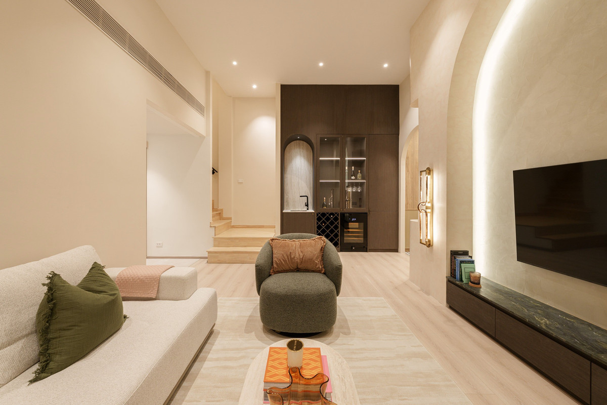 For SaleTownhomeRatchadapisek, Huaikwang, Suttisan : Luxurious townhome in the heart of New CBD Huai Khwang - Rama 9, completely renovated, with lift and EV Charger installed, large balcony, suitable for both living and making a home office.