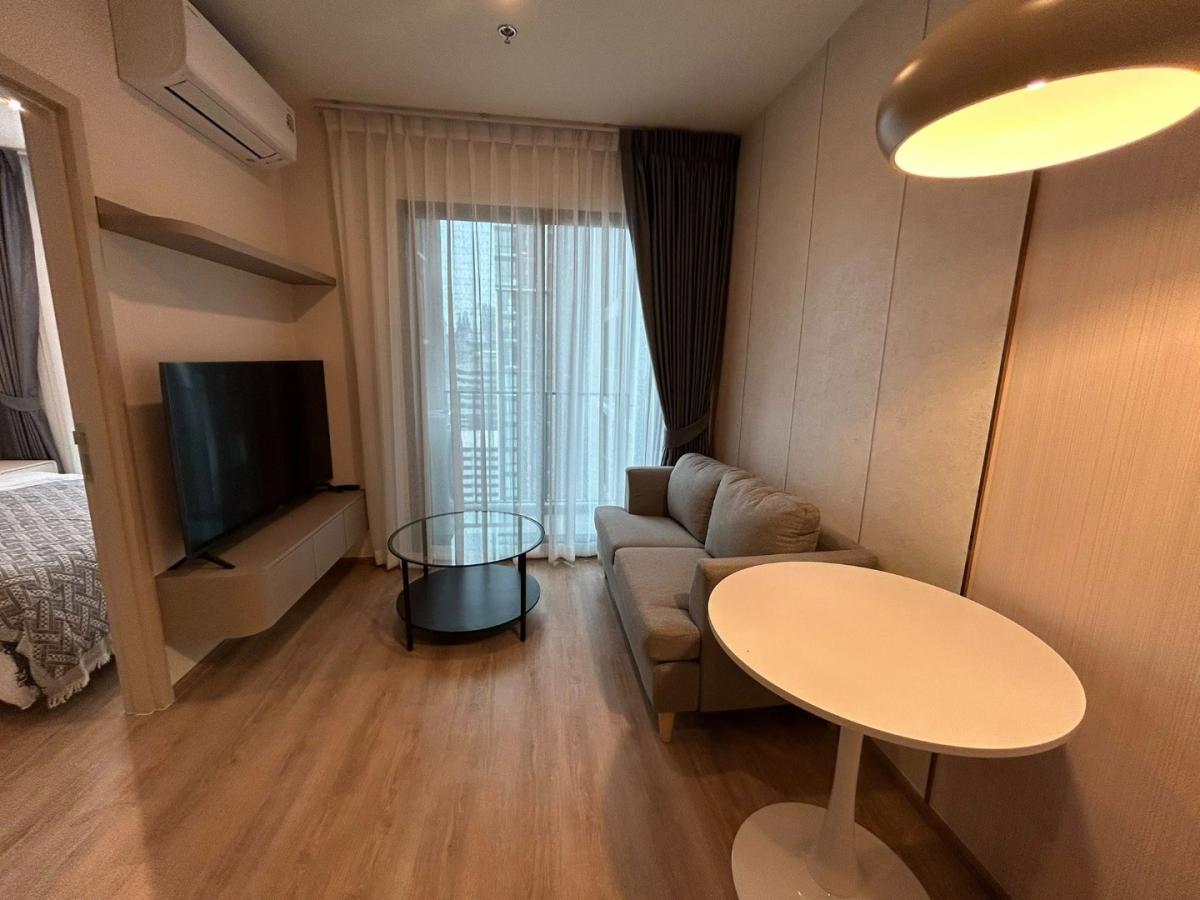 For RentCondoRama9, Petchburi, RCA : 🔥Urgent Rental🔥 Noble New District R9, fully furnished, ready to move in, next to MRT Rama 9 and Central Rama 9.