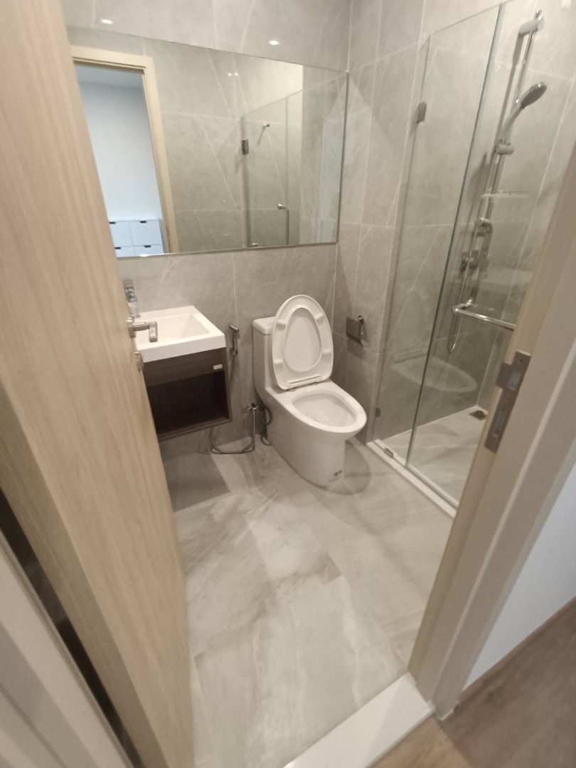 For RentCondoRama9, Petchburi, RCA : 🔥Urgent Rental🔥 Noble New District R9, fully furnished, ready to move in, next to MRT Rama 9 and Central Rama 9.