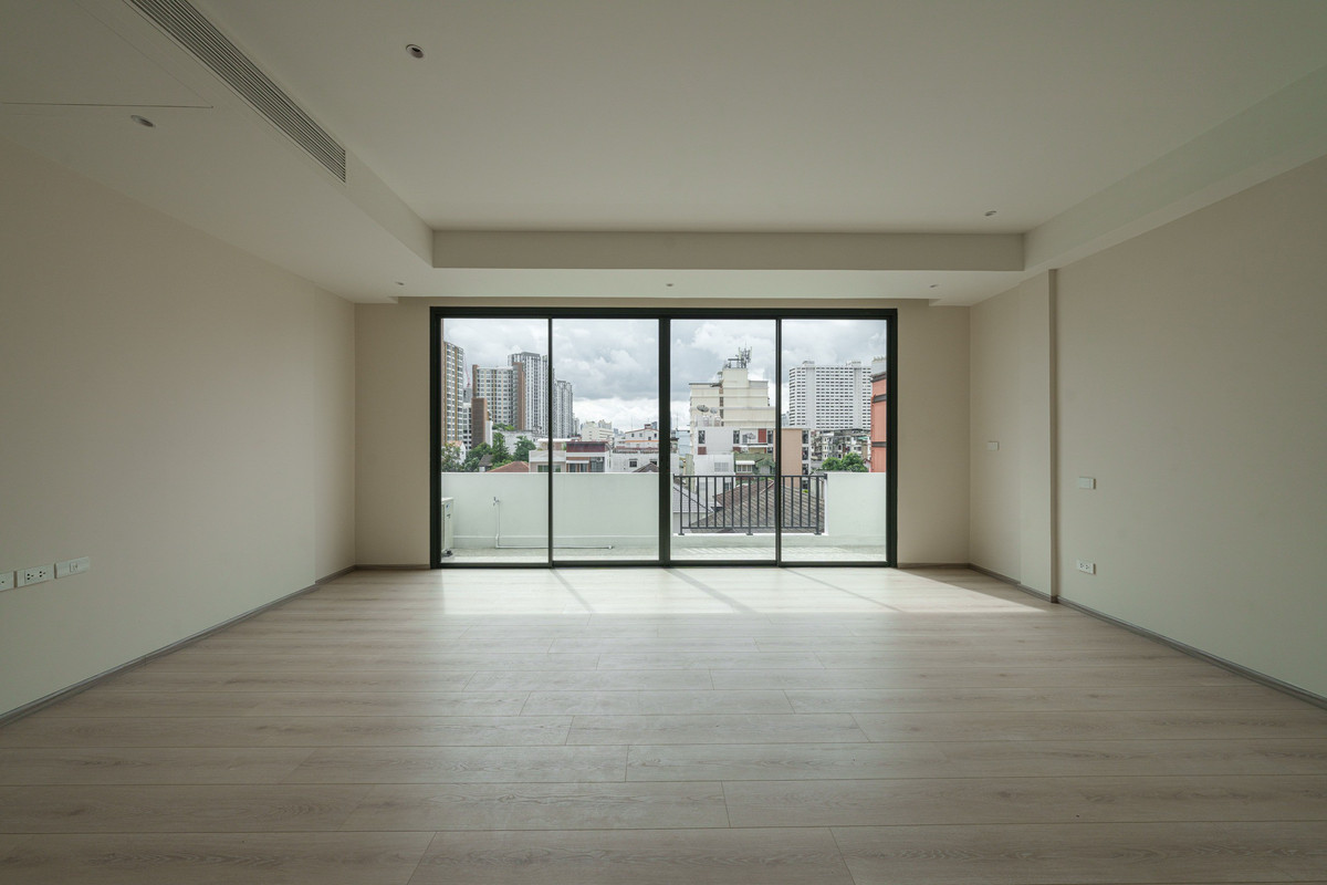 For SaleTownhomeRatchadapisek, Huaikwang, Suttisan : Luxurious townhome in the heart of New CBD Huai Khwang - Rama 9, completely renovated, with lift and EV Charger installed, large balcony, suitable for both living and making a home office.