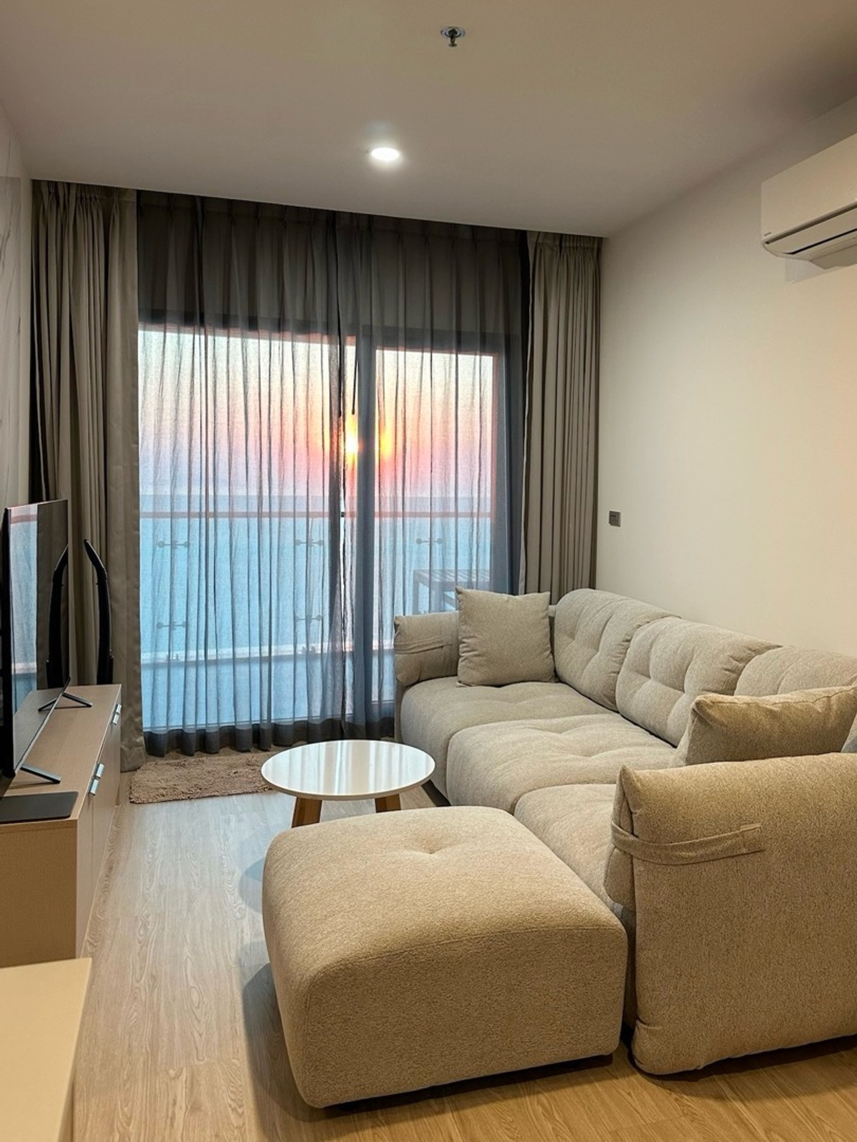 For RentCondoSriracha Laem Chabang Ban Bueng : (By owner) Luxury condo for rent, The Symphony Bangsaen-Sriracha, Chonburi, 2 bedrooms, 2 bathrooms, 80 sq m., corner room, 180 degree sea view, fully furnished, furniture, electrical appliances.