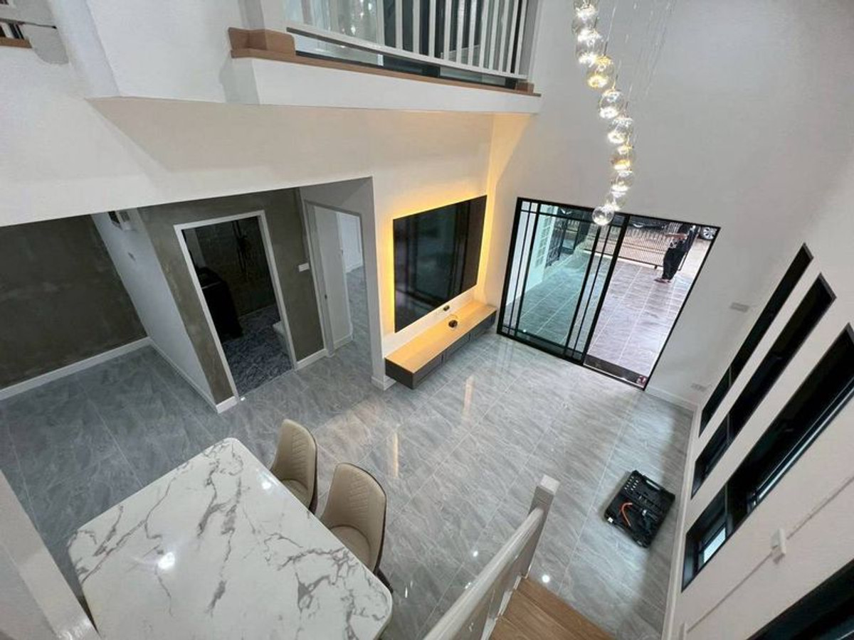 ขายทาวน์โฮมปทุมธานี รังสิต ธรรมศาสตร์ : ขายบ้านทาวน์เฮ้าส์ 2 ชั้น  หมู่บ้านวรารักษ์ รังสิต - คลอง 3 เนื้อที่ 26.8 ตารางวา 2 ห้องนอน ถนนเลียบคลองสาม ถนนโยธาธิการคูคต-คลองหลวง ตำบลคลองสาม อำเภอคลองหลวง ปทุมธานี 