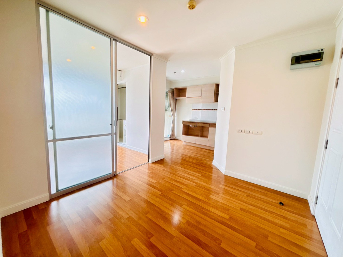 For SaleCondoKhlongtoei, Kluaynamthai : Selling cheap, free transfer!! Condo next to Bangkok University, 5 minutes BTS Phra Khanong Lumpini Rama 4 Kluaynamthai Condo for Sale Free Transfer!! 5 min BTS Phra Khanong Station Lumpini Place Rama 4 Kluaynamthai