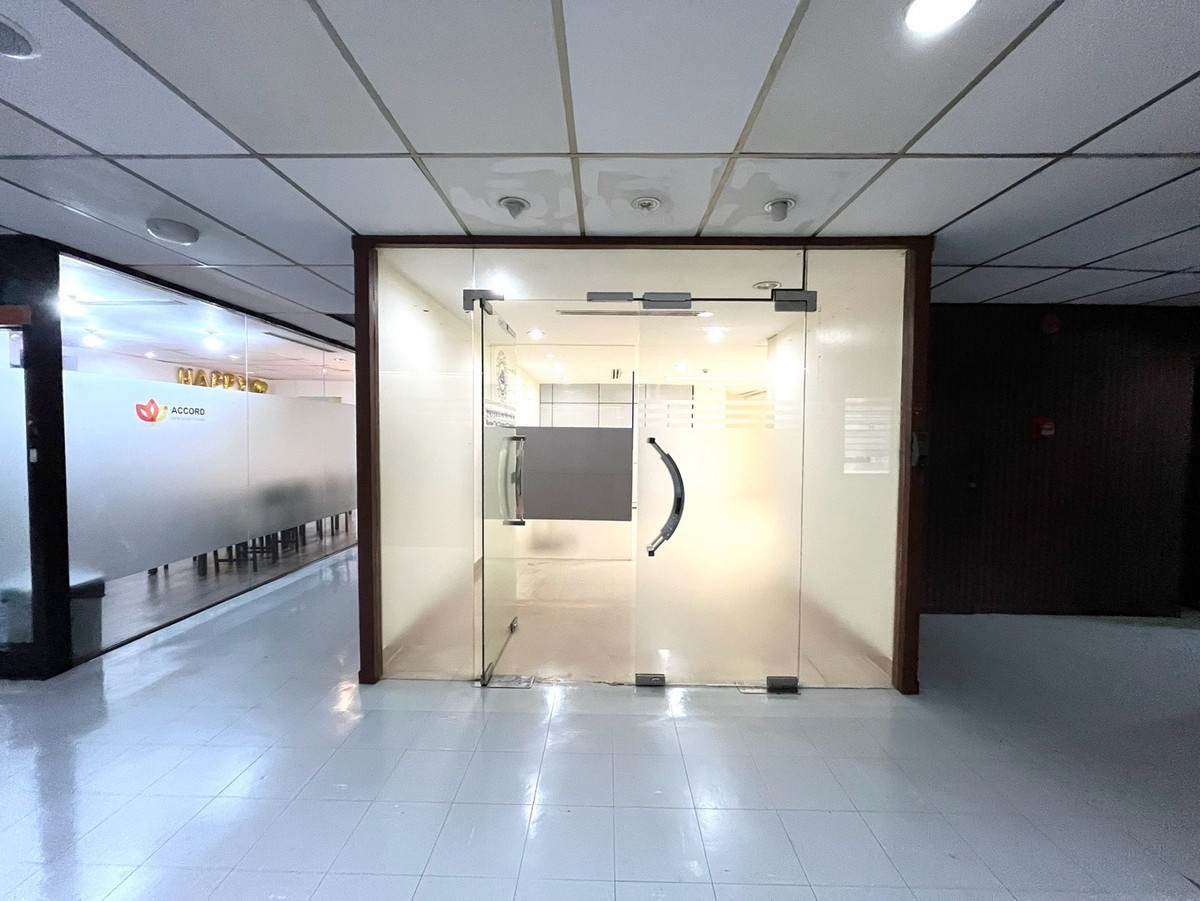 For RentOfficeSukhumvit, Asoke, Thonglor : Office for rent, 115 square meters, 6th floor, Sukhumvit 21, Asoke, near MRT Sukhumvit 350 meters.