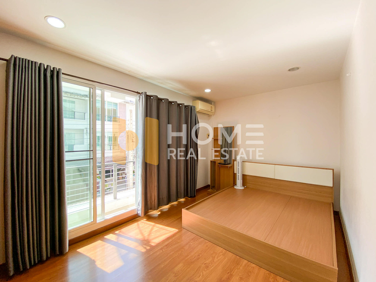 ขายทาวน์โฮมเอกชัย บางบอน : ทาวน์โฮม บ้านกลางเมือง เอสเซ้นส์ สาทร - ตากสิน 2 / 4 ห้องนอน (ขาย), Baan Klang Muang Sathorn - Taksin 2 / Townhome 4 Bedrooms (FOR SALE) BALL056