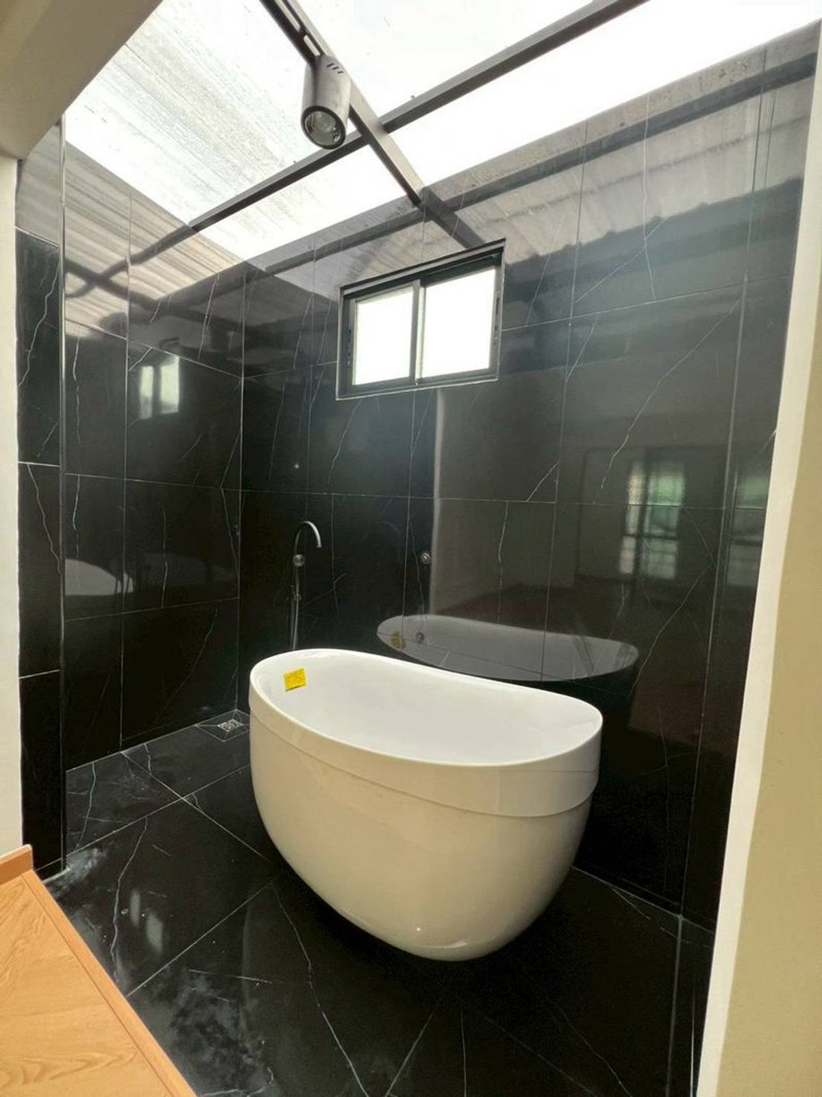 For SaleHousePathum Thani,Rangsit, Thammasat : 2-story townhouse for sale, Wararak Village, Rangsit - Khlong 3, area 26.8 square meters, 2 bedrooms. Along Khlong Sam Road, Khu Khot - Khlong Luang Public Works Road, Khlong Sam Subdistrict, Khlong Luang District, Pathum Thani