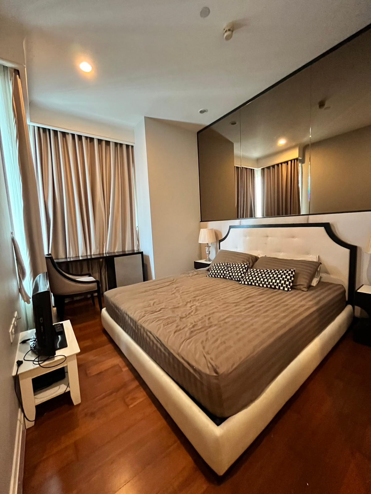 For RentCondoWitthayu, Chidlom, Langsuan, Ploenchit : for rent Q langsuan // 2b2b // 73 sq.m