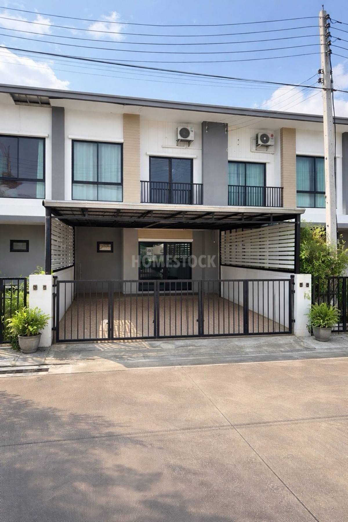 For RentTownhomePathum Thani,Rangsit, Thammasat : 15,000.- Townhome, 4 bedrooms, Ricco Town Village, Ricco Town Wongwaen-Lam Luk Ka, Khlong 4, near AC Market, near Future Rangsit. Market Village International School