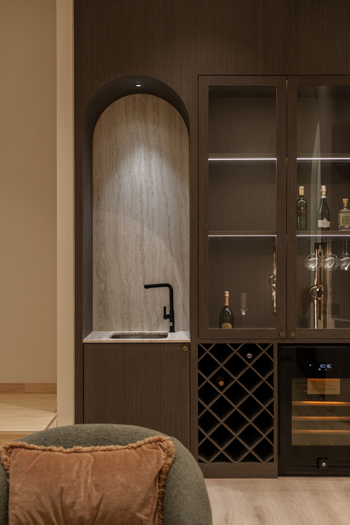 For SaleTownhomeRatchadapisek, Huaikwang, Suttisan : Luxurious townhome in the heart of New CBD Huai Khwang - Rama 9, completely renovated, with lift and EV Charger installed, large balcony, suitable for both living and making a home office.