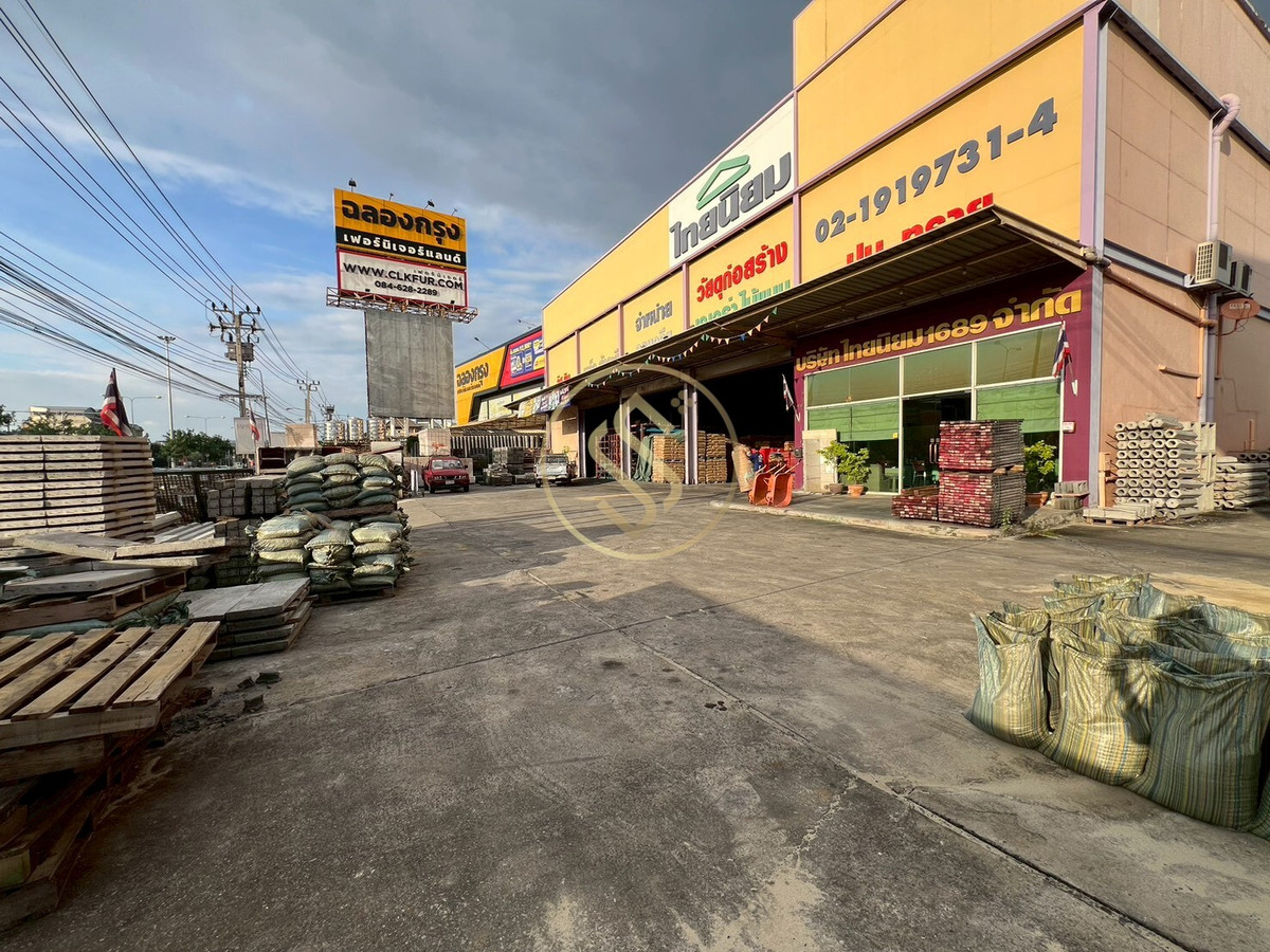 For RentWarehousePinklao, Charansanitwong : Large warehouse for rent, 1,100 square meters, on Ratchaphruek Road.  Near Samsen Villa Ratchaphruek