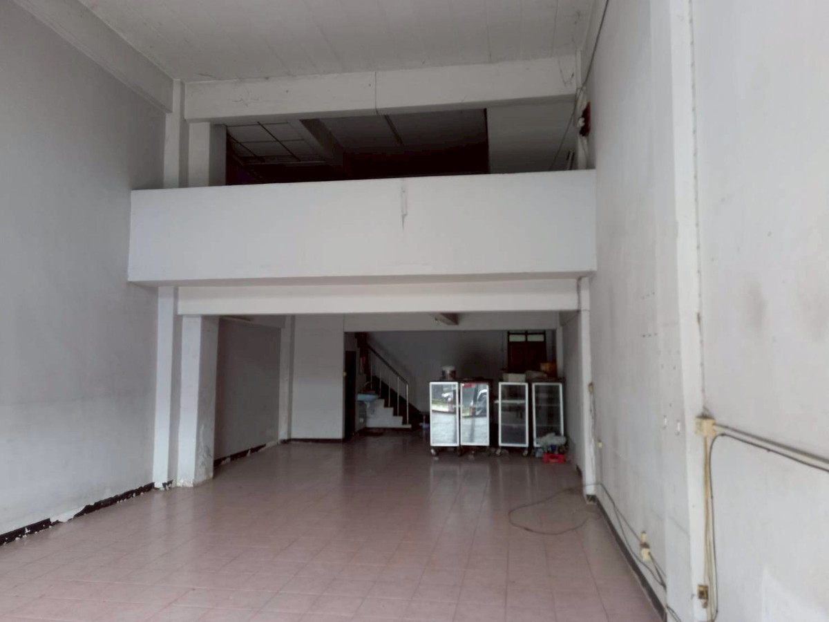 For SaleShop HouseChachoengsao : 95301 - 5-story commercial building for sale, prime location, Burapha City, Bangna-Trad Km. 42 (next to Mae Sri Gold Shop)