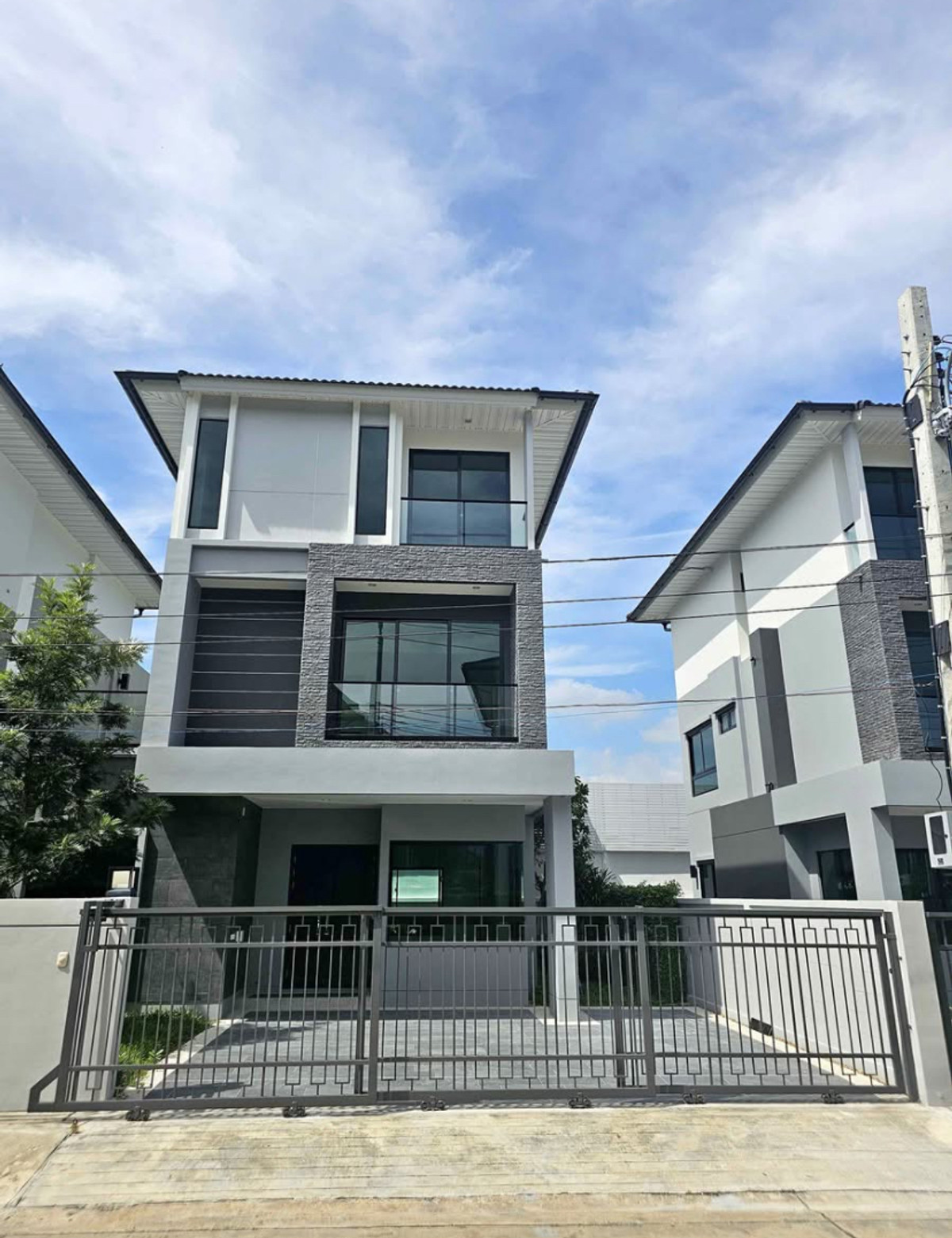 For RentKasetsart, Ratchayothin : Luxurious 3-story semi-detached house for rent, Supalai Elegance, Phahon Yothin 50, near Central Ramintra and Don Mueang Airport.