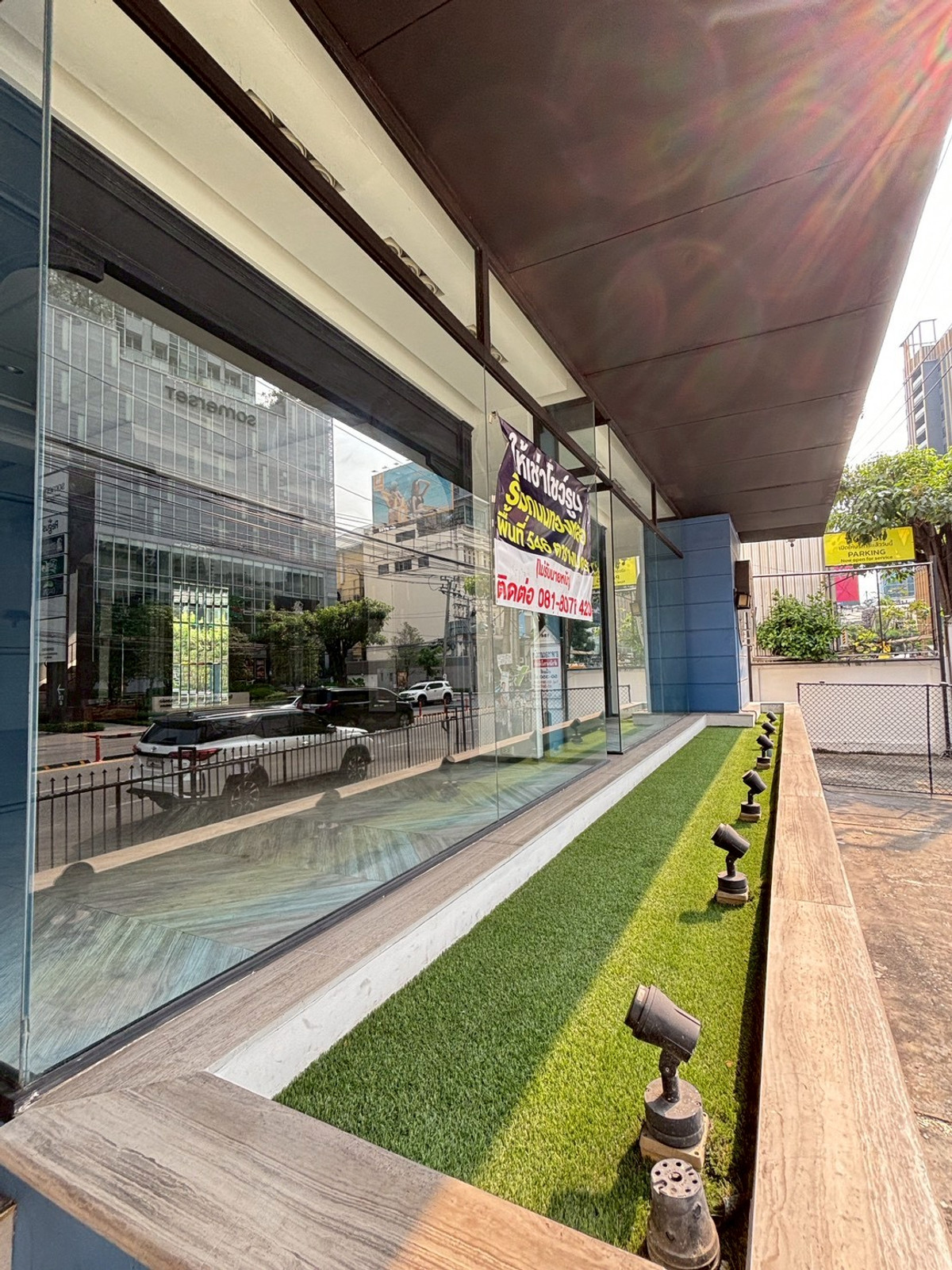 ให้เช่าโชว์รูมสุขุมวิท อโศก ทองหล่อ : โชว์รูมริมถนนทองหล่อ พื้นที่ 546 ตารางเมตร (ไม่รับนายหน้า)