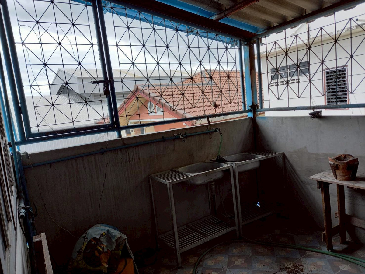 For SaleShop HouseChachoengsao : 95301 - 5-story commercial building for sale, prime location, Burapha City, Bangna-Trad Km. 42 (next to Mae Sri Gold Shop)