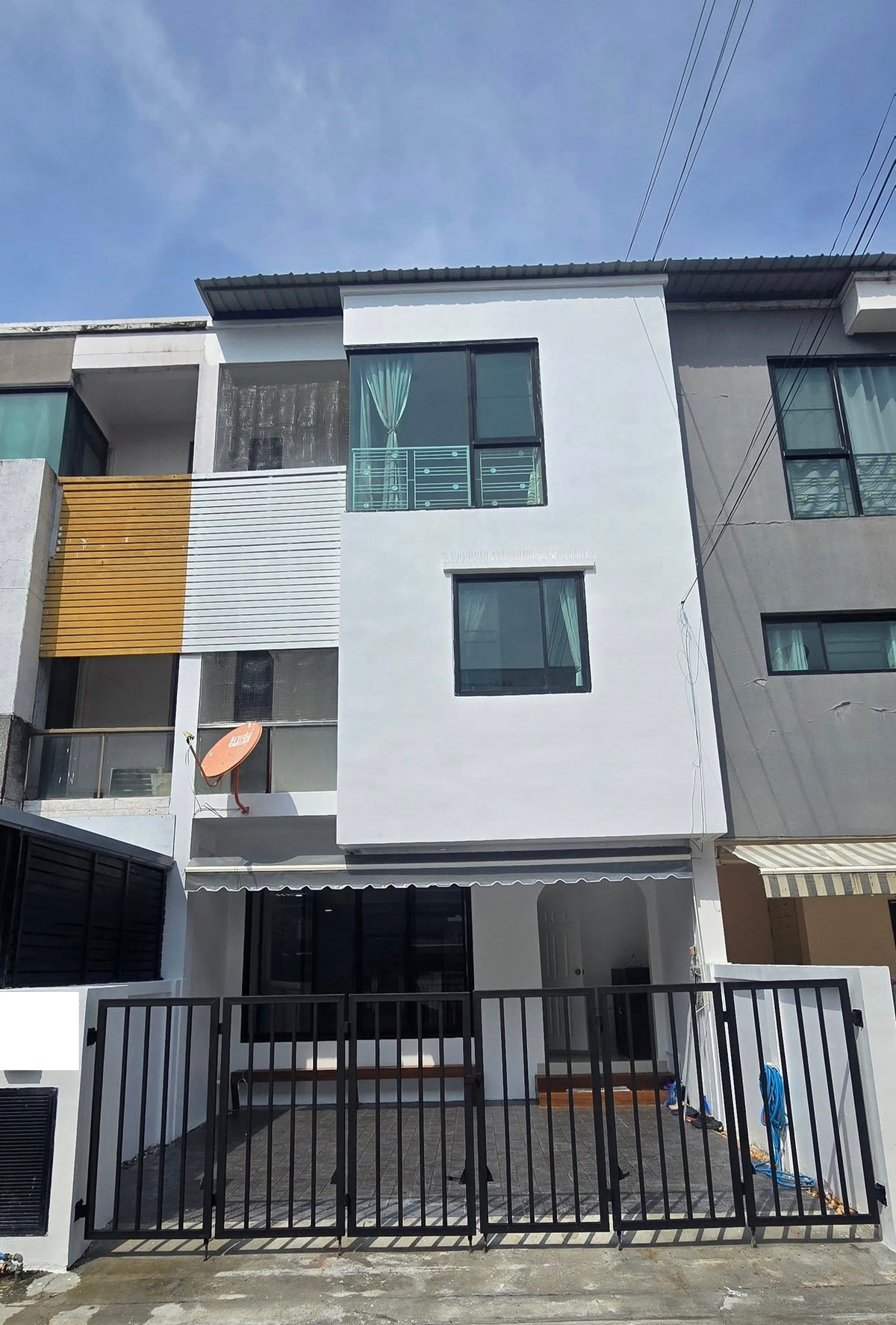 For RentTownhomeSamut Prakan,Samrong : For rent 20 sq m, 3 bedrooms, 4 bathrooms, 3-story townhome, Sarin Wish Sukhumvit 107.