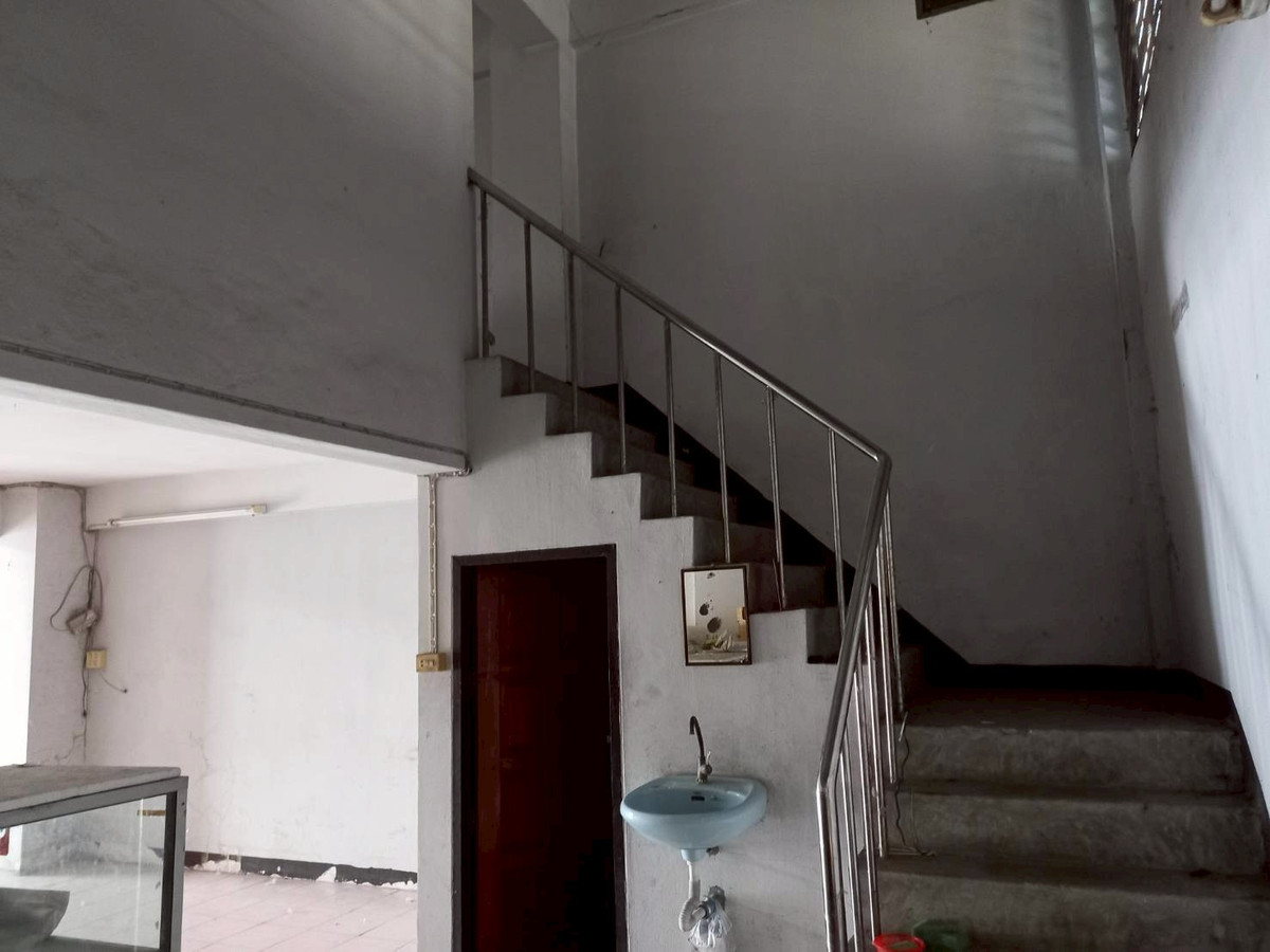 For SaleShop HouseChachoengsao : 95301 - 5-story commercial building for sale, prime location, Burapha City, Bangna-Trad Km. 42 (next to Mae Sri Gold Shop)