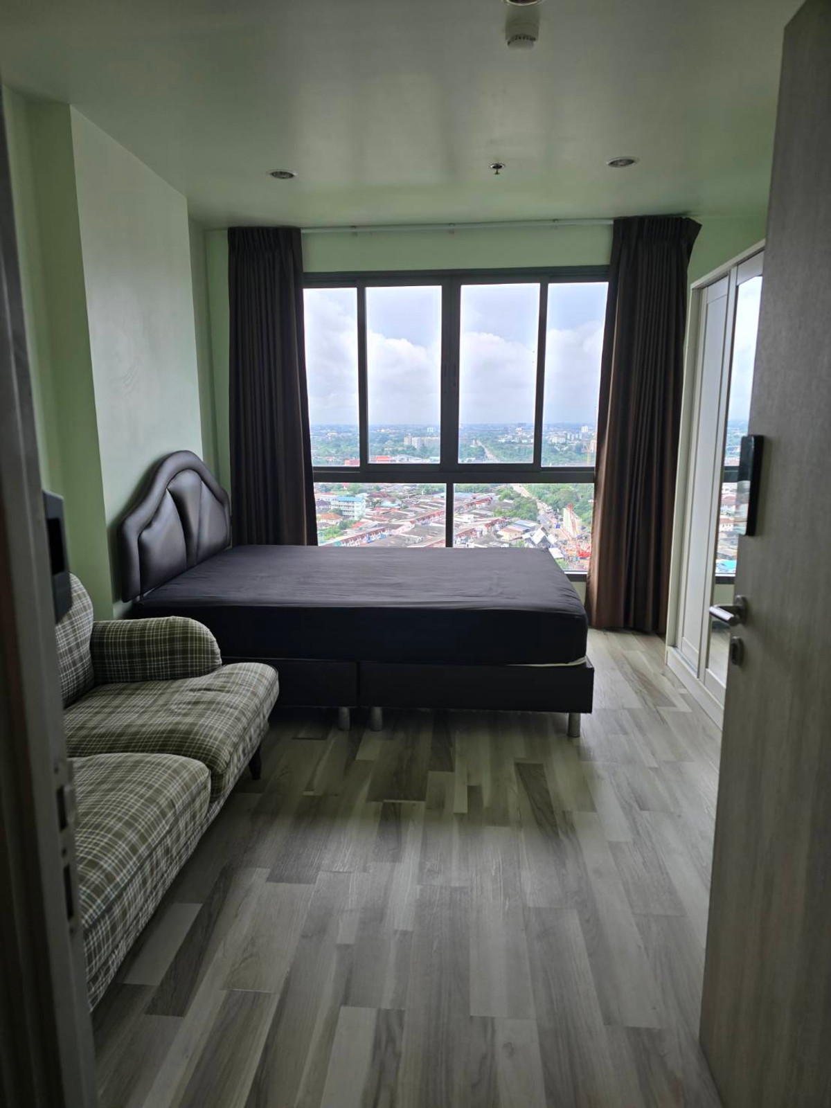 ให้เช่าคอนโดปิ่นเกล้า จรัญสนิทวงศ์ : คอนโดให้เช่า @ Ideo Mobi จรัญฯ อินเตอร์เชนจ์ ห้องสตูดิโอ 21.5 ตรม. ชั้น 21 วิวโล่งสบาย เฟอร์ฯครบ พร้อมอยู่ 9,500 บาท/เดือน